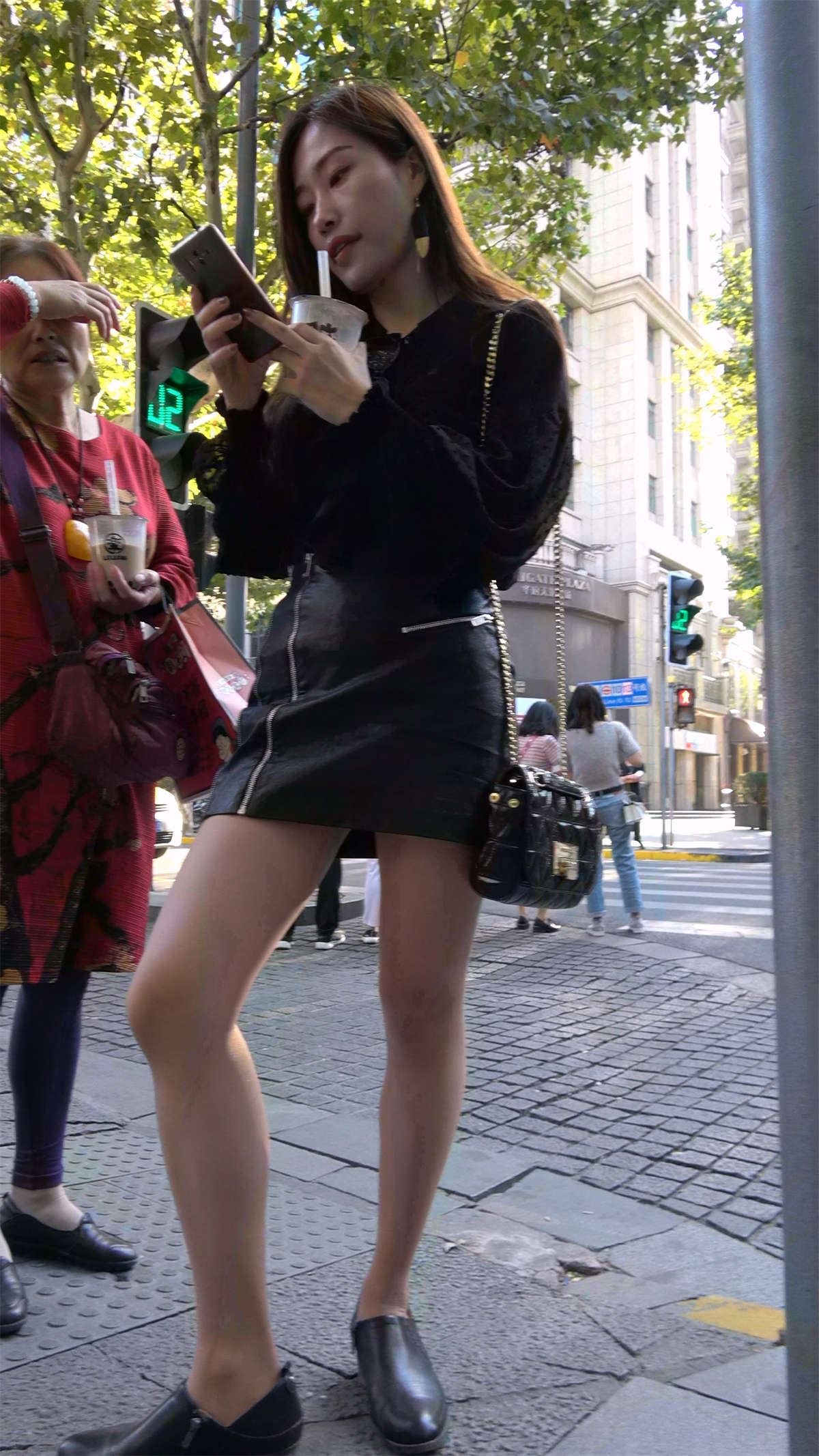 短裙街拍美女