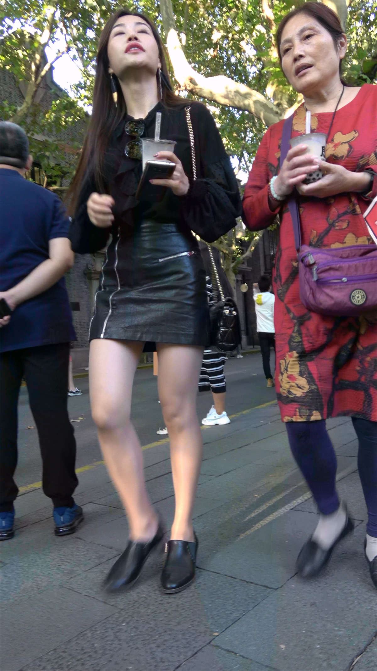 短裙街拍美女