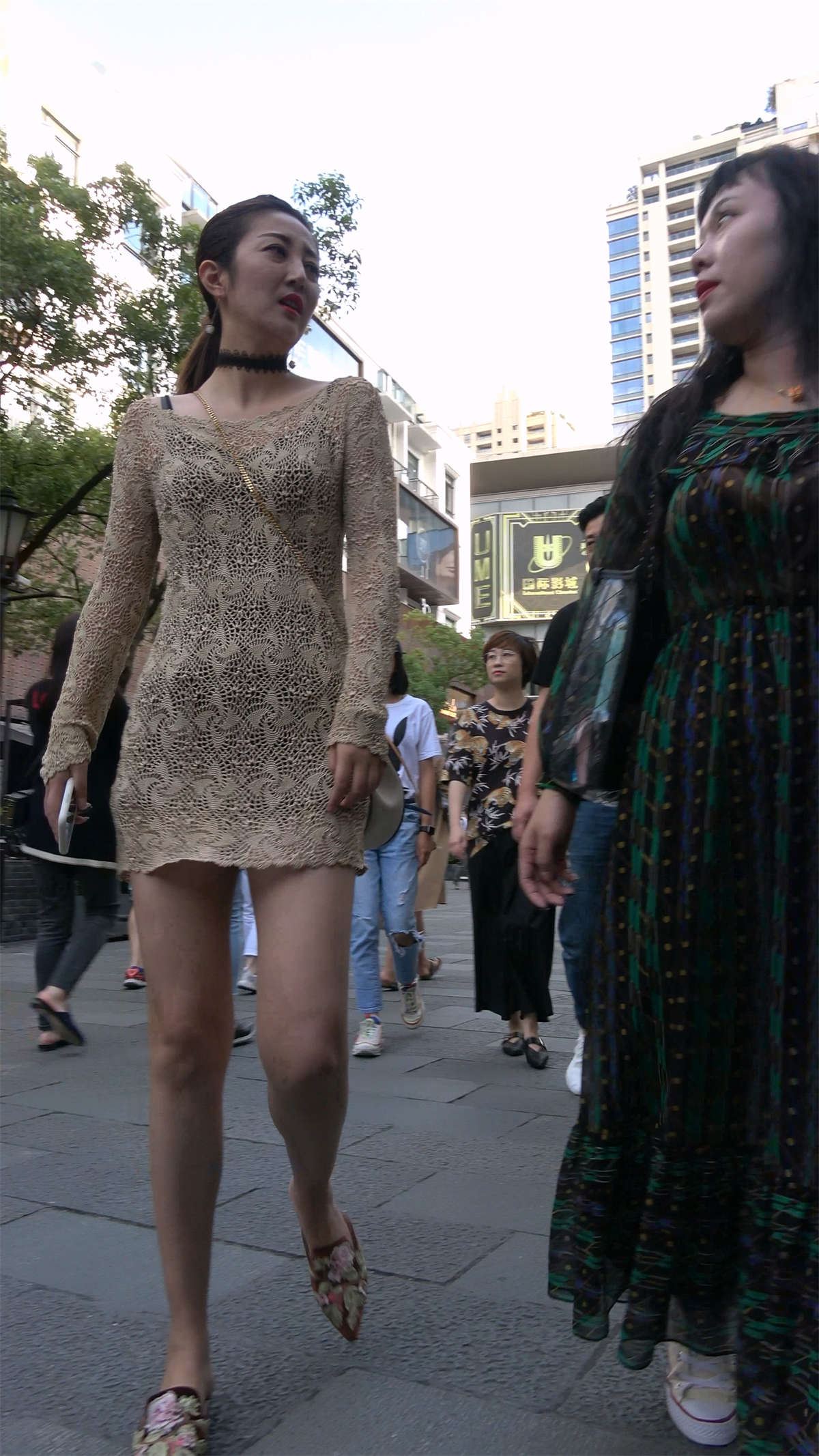 金色短裙性感美女