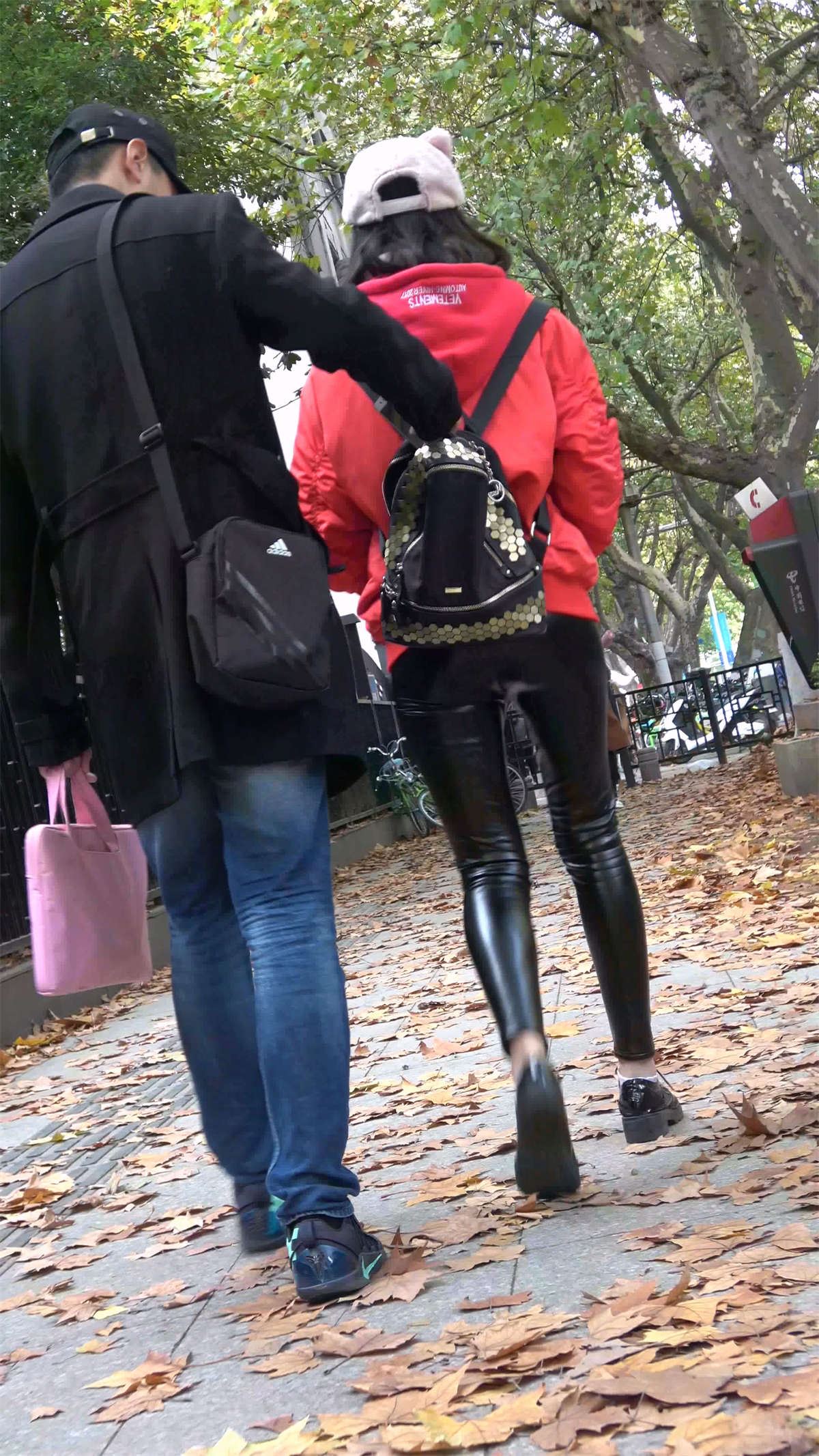 黑色皮裤美女
