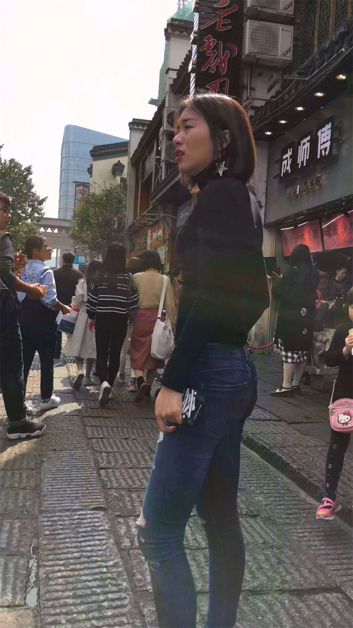 黑色T恤牛仔紧身裤美眉