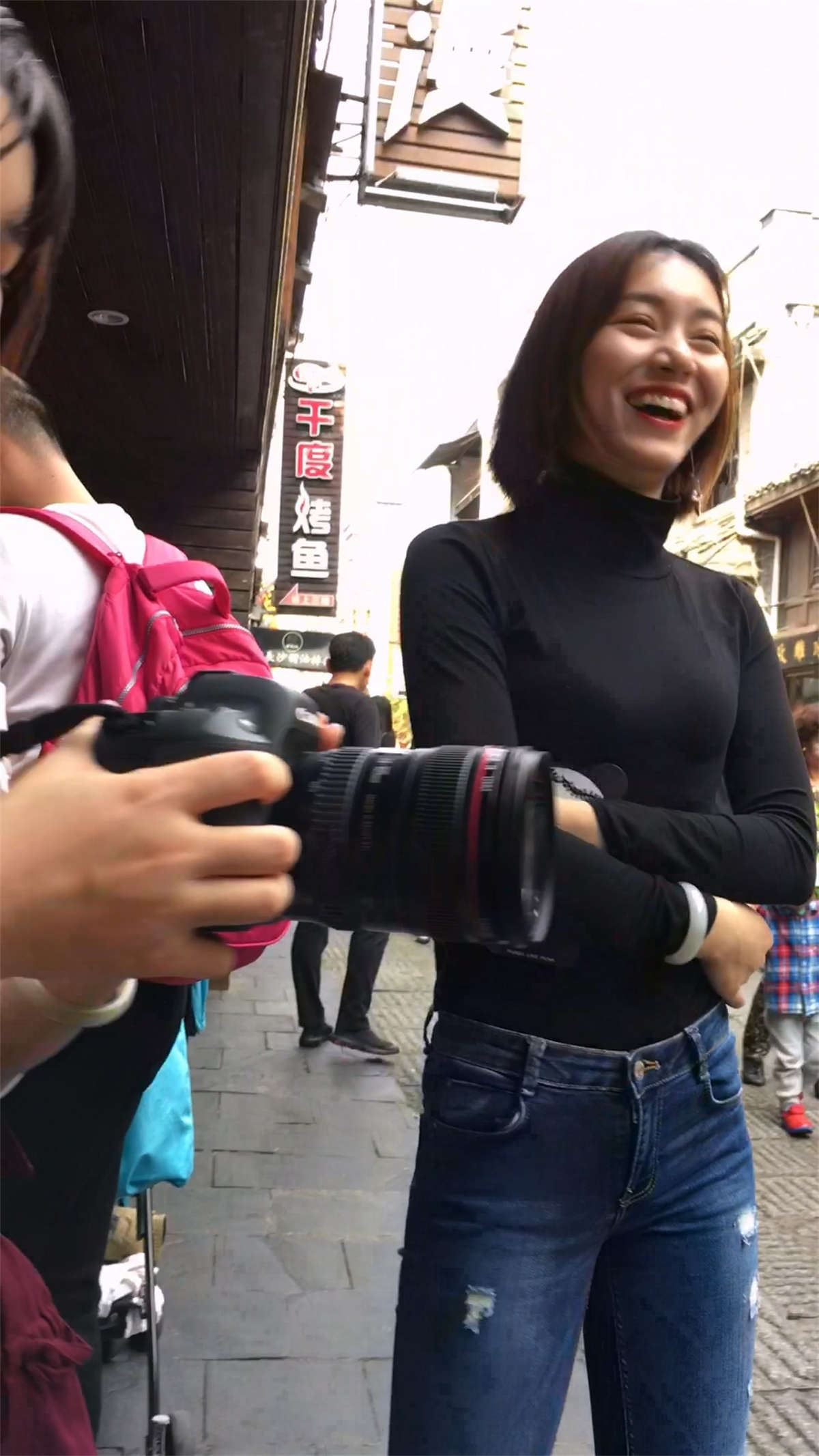 黑色T恤牛仔紧身裤美眉