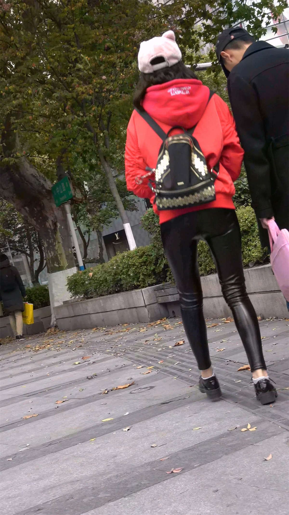黑色皮裤美女