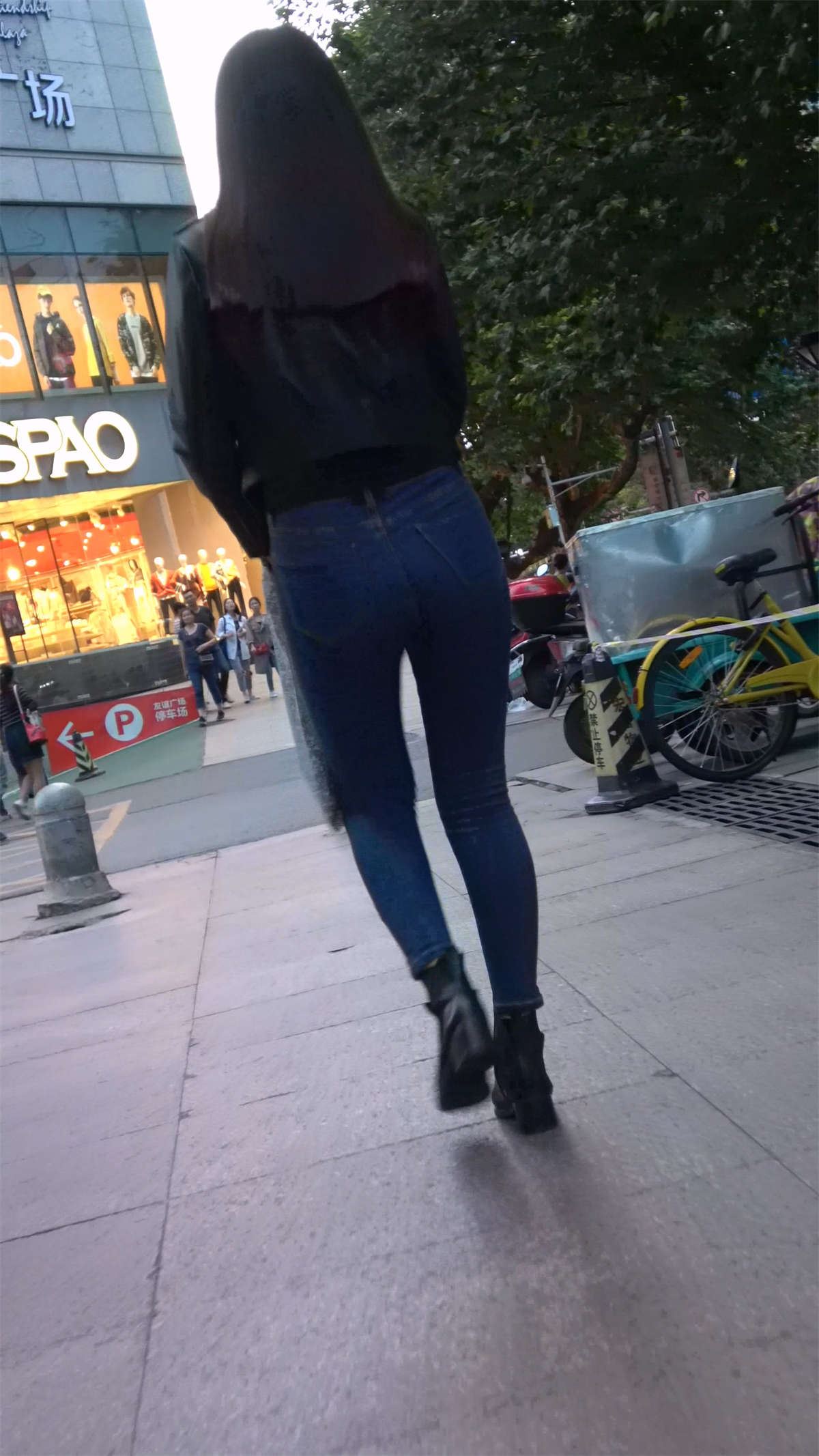 紧身牛仔美女