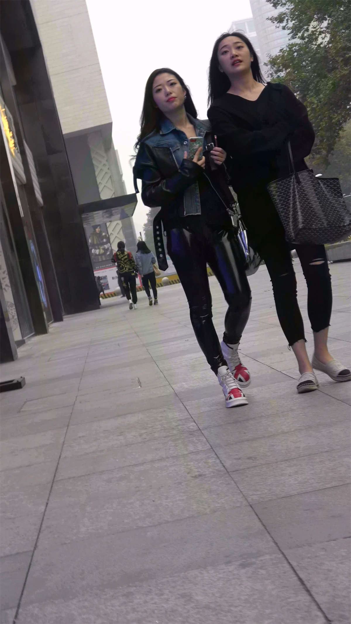 美女的黑色皮裤亮闪闪