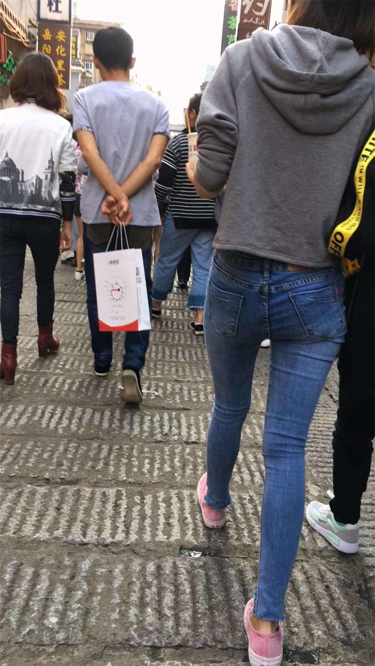 紧身蓝牛苗条细腿美女