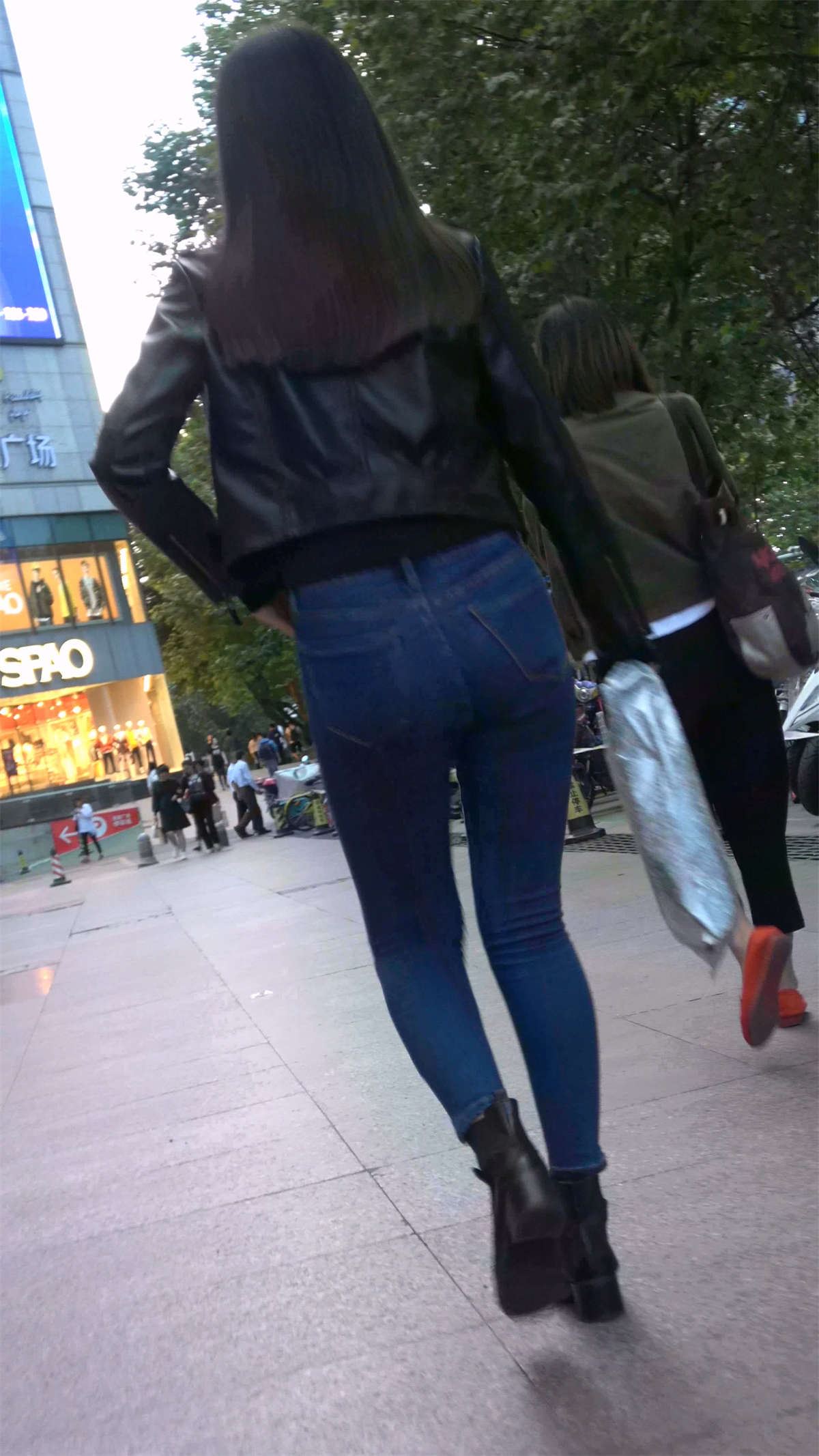 紧身牛仔美女