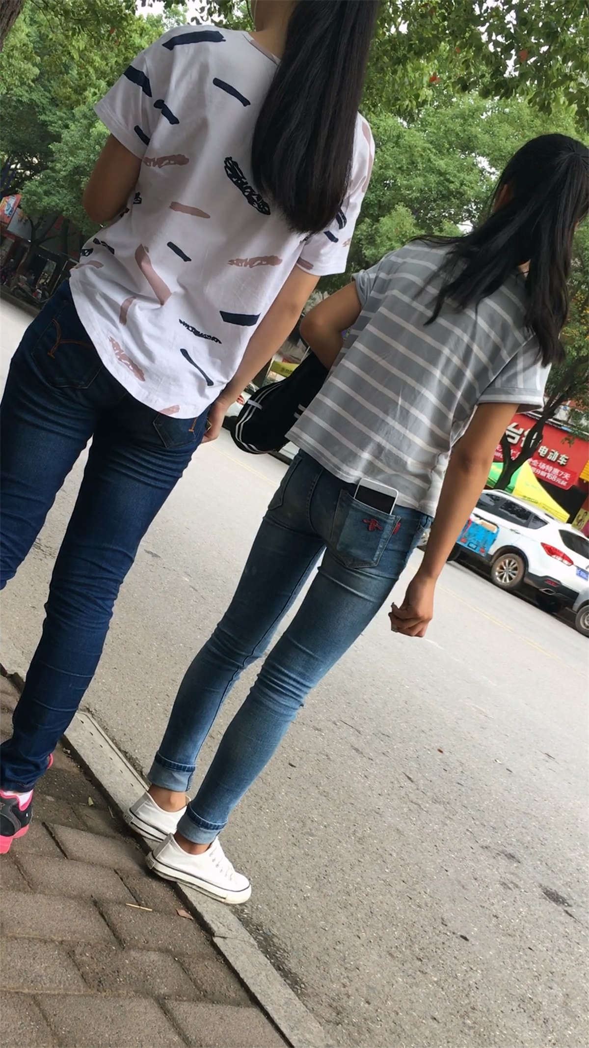 等公交车的紧身蓝牛清纯学生妹