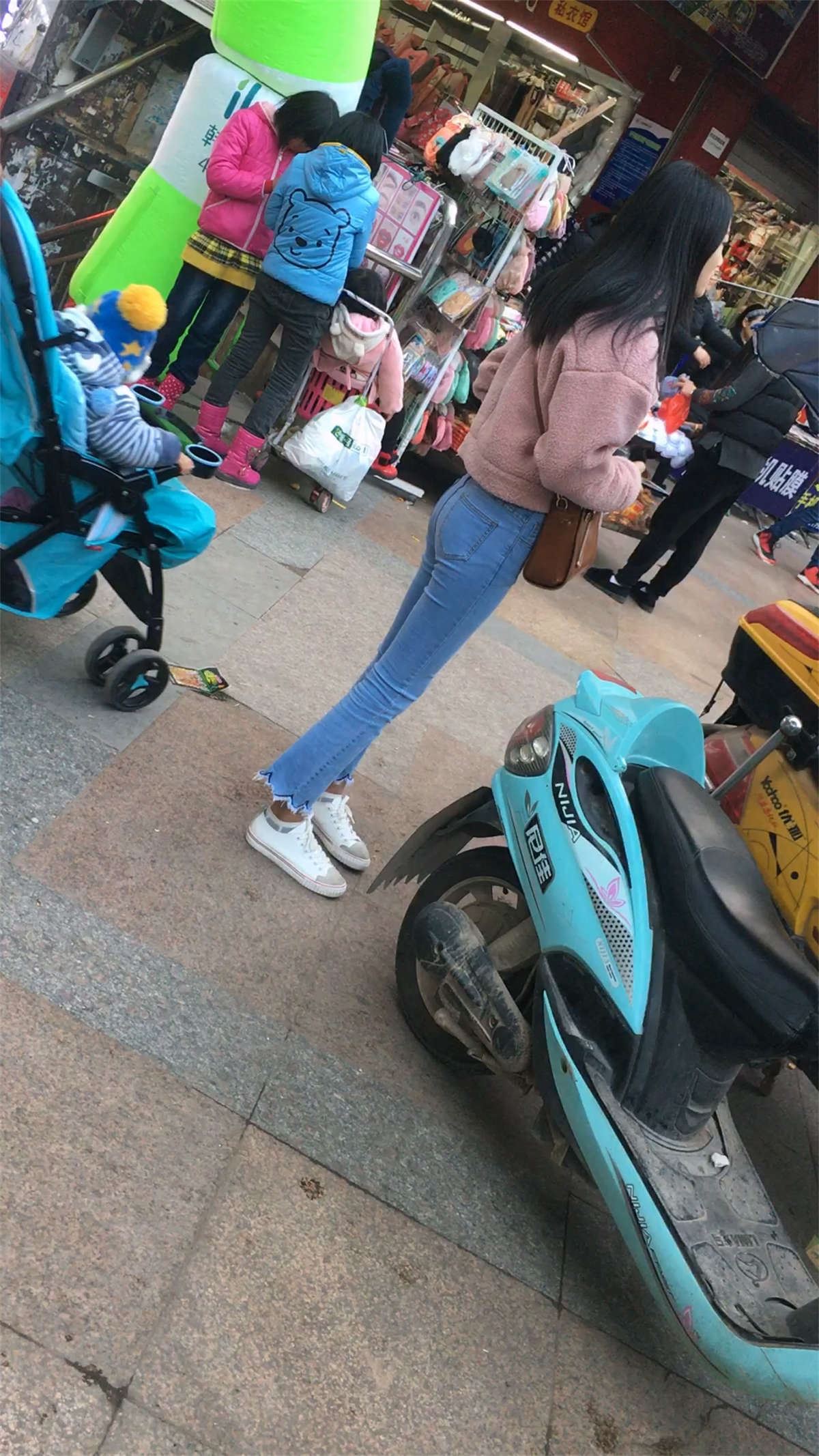 紧身蓝牛少女