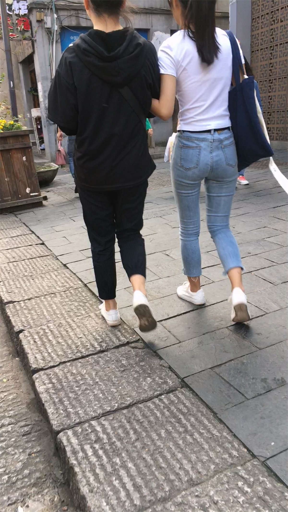 马尾辫白T恤紧身蓝牛