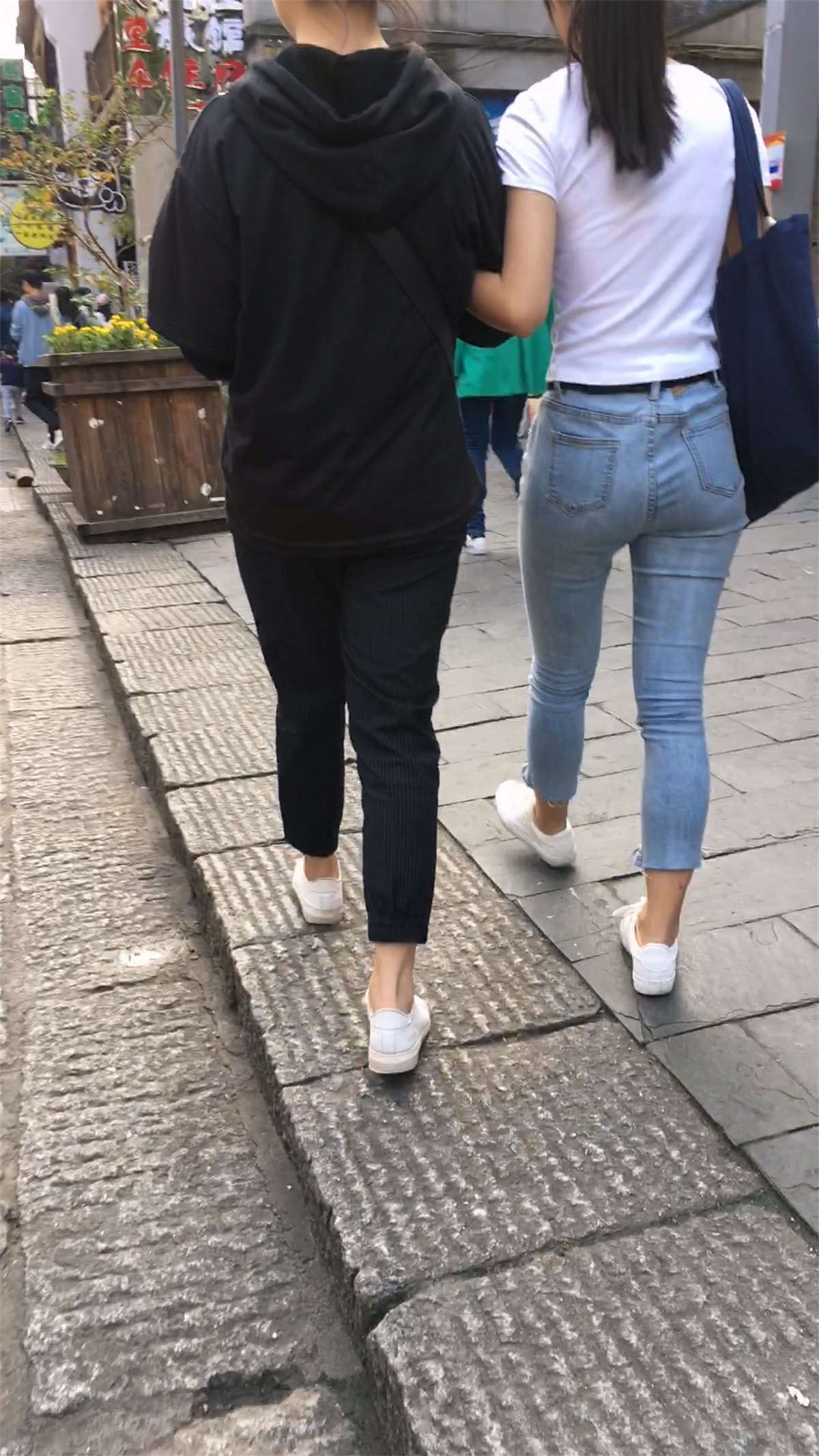 马尾辫白T恤紧身蓝牛