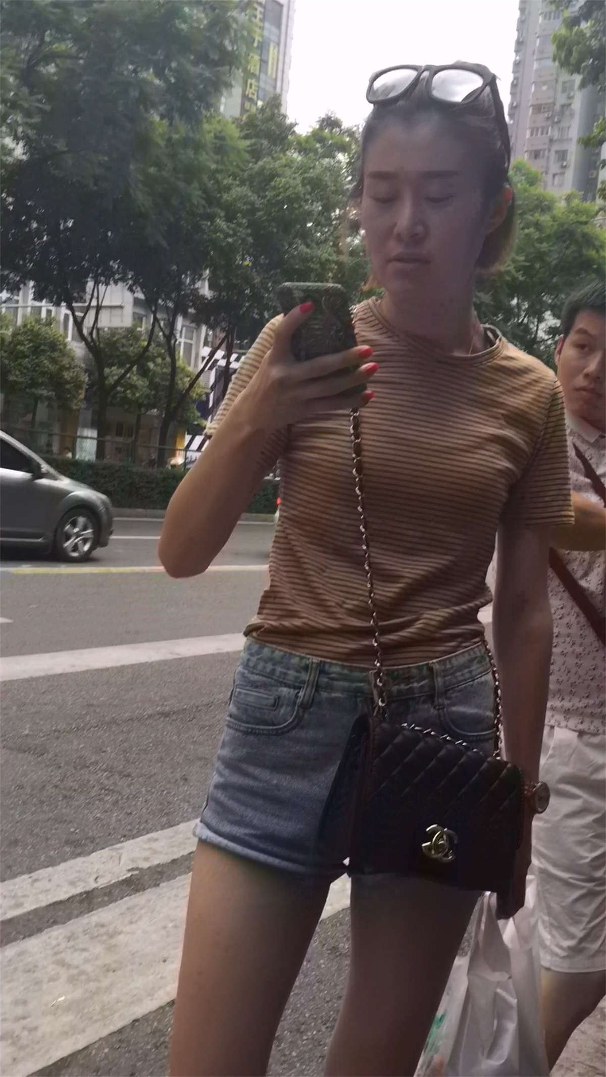 高腰牛仔热裤裸腿清纯美女