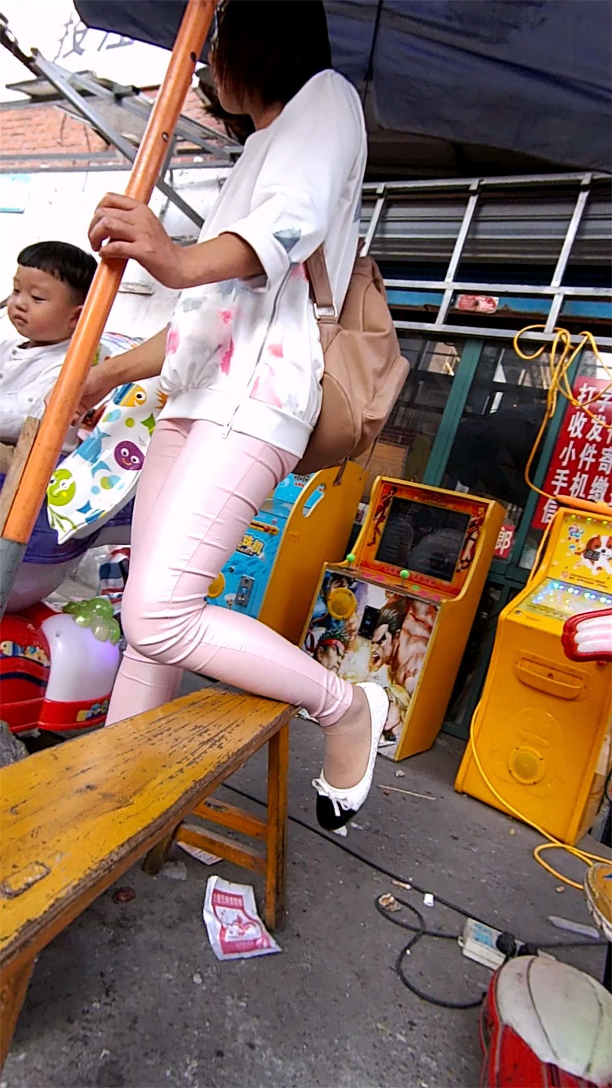 细腿粉色紧身裤美眉