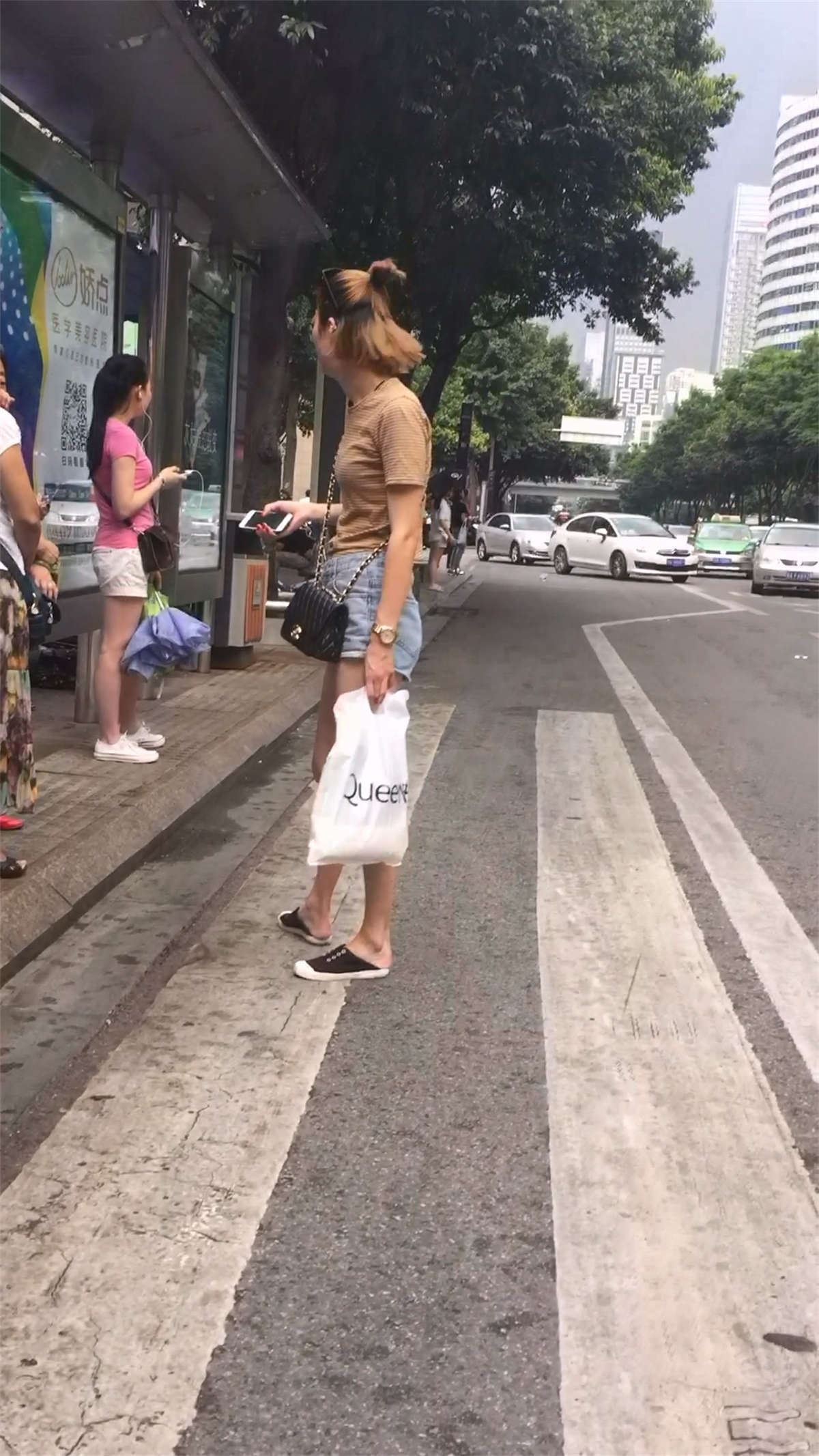 高腰牛仔热裤裸腿清纯美女