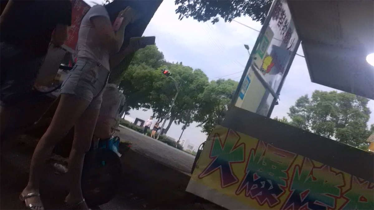 极品美三角白T恤吊带牛仔热裤丰臀
