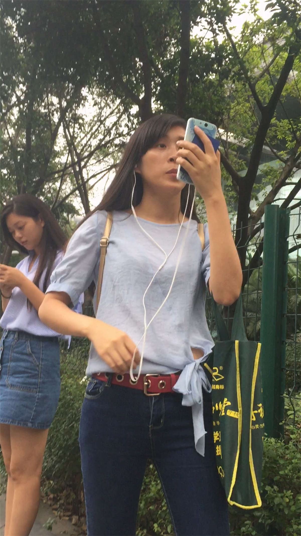 紧身蓝牛坡高跟鞋美女