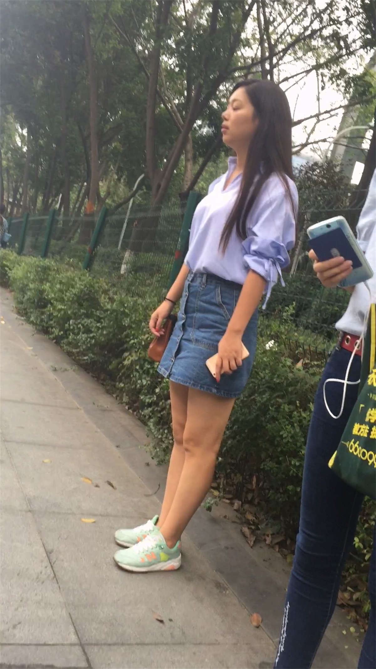 紧身蓝牛坡高跟鞋美女