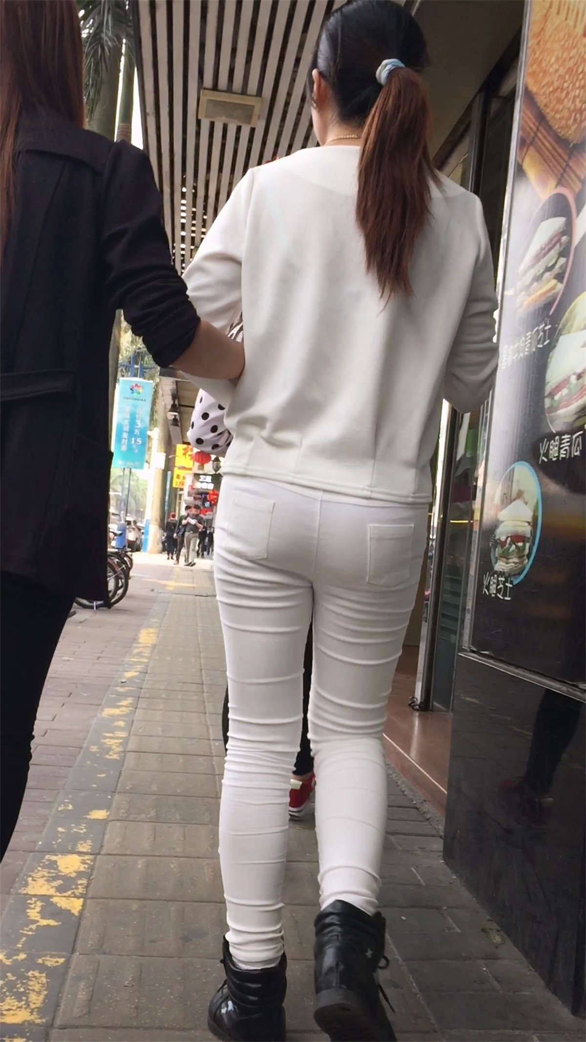 极品紧身白裤白T恤马尾辫美女