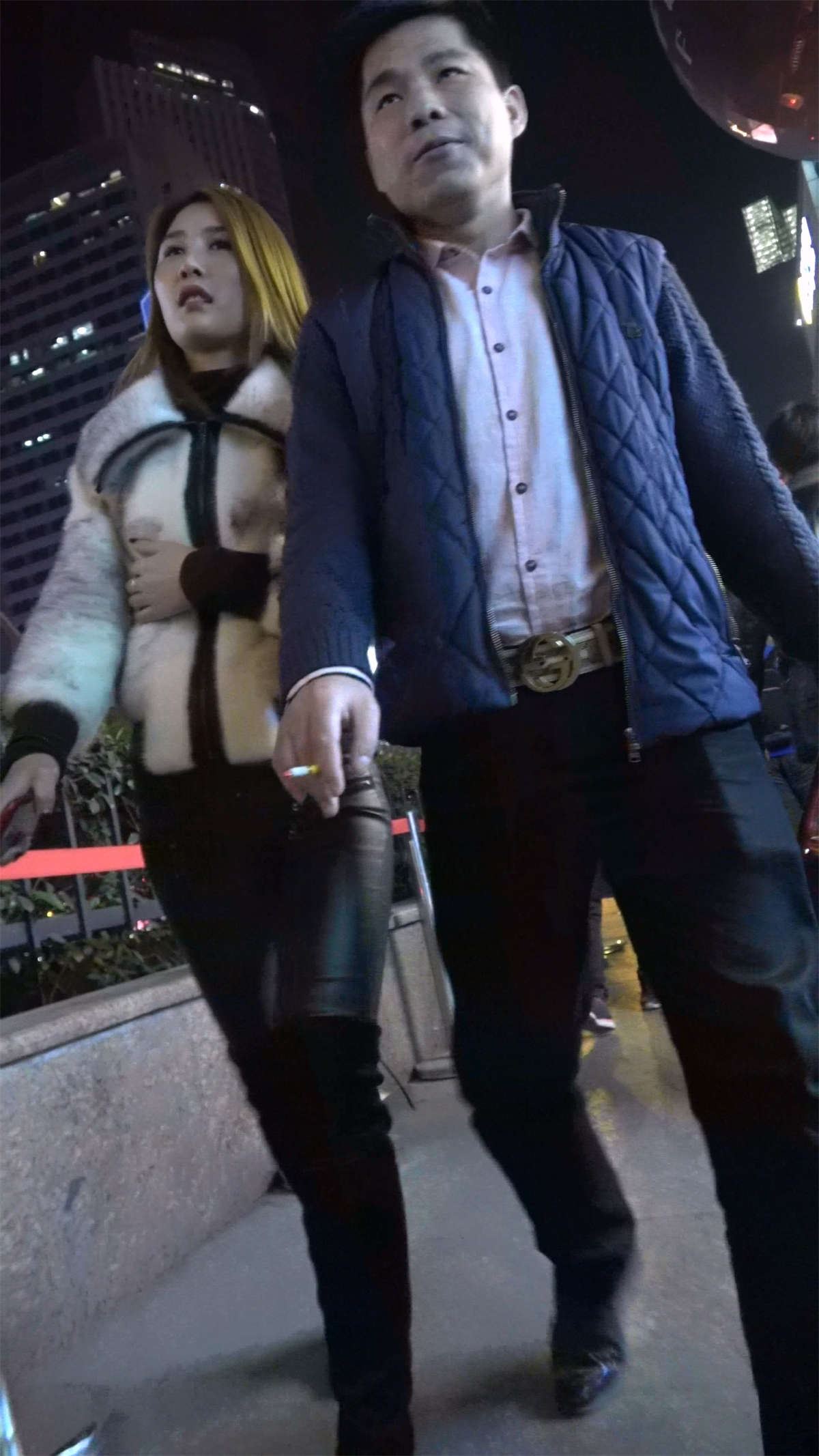 街拍皮裤美女