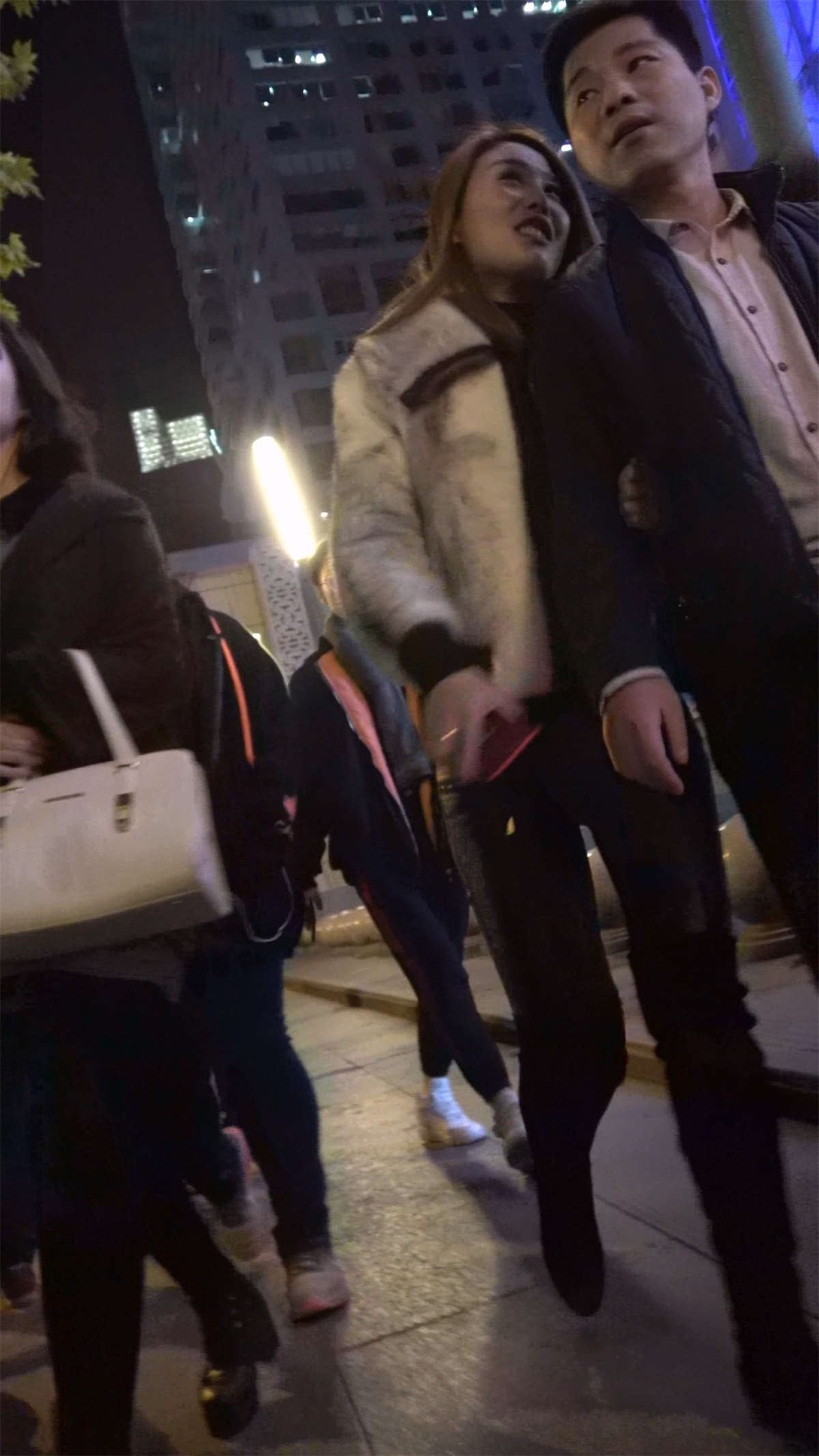 街拍皮裤美女