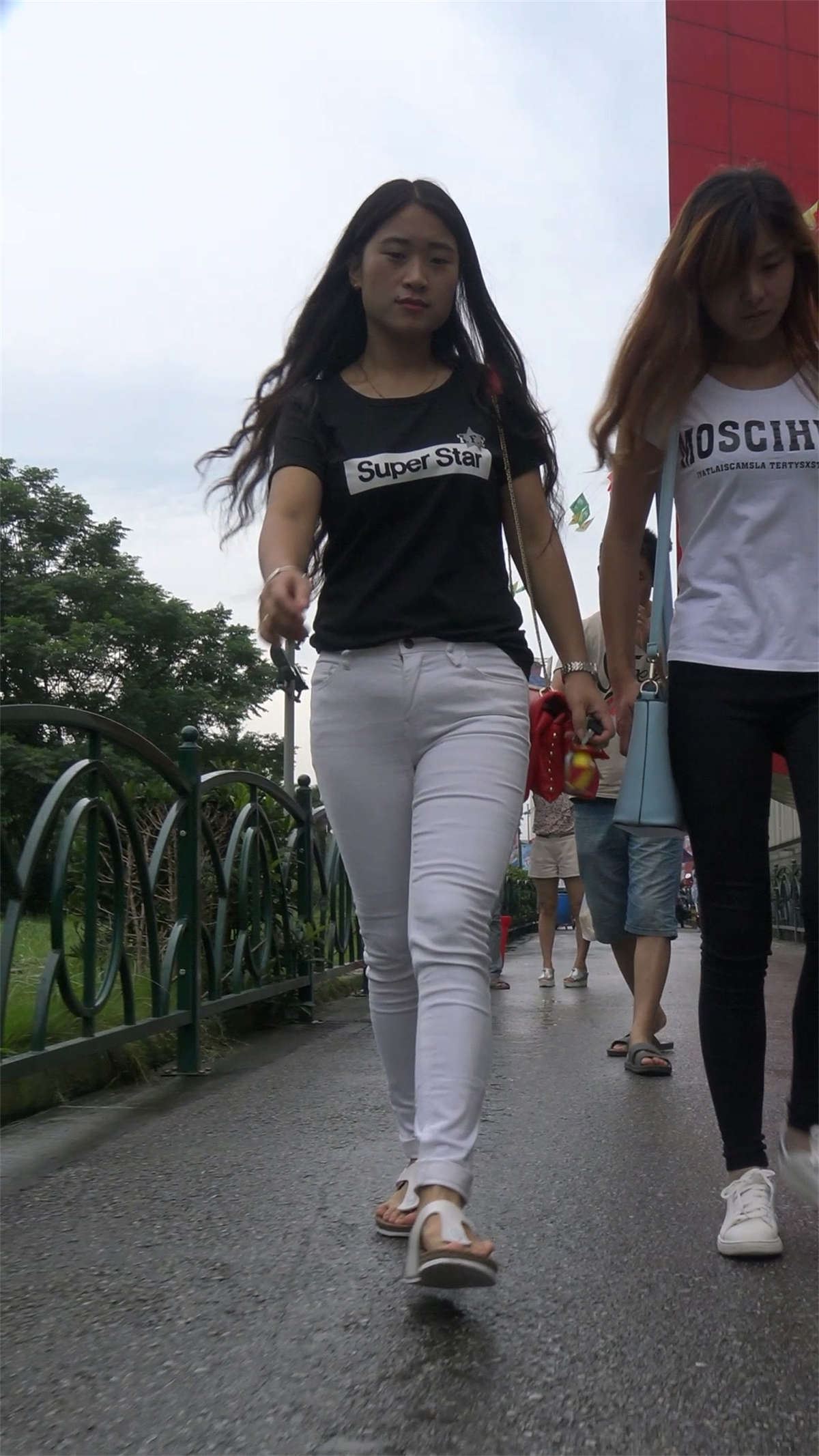 超紧身白裤黑T恤美女