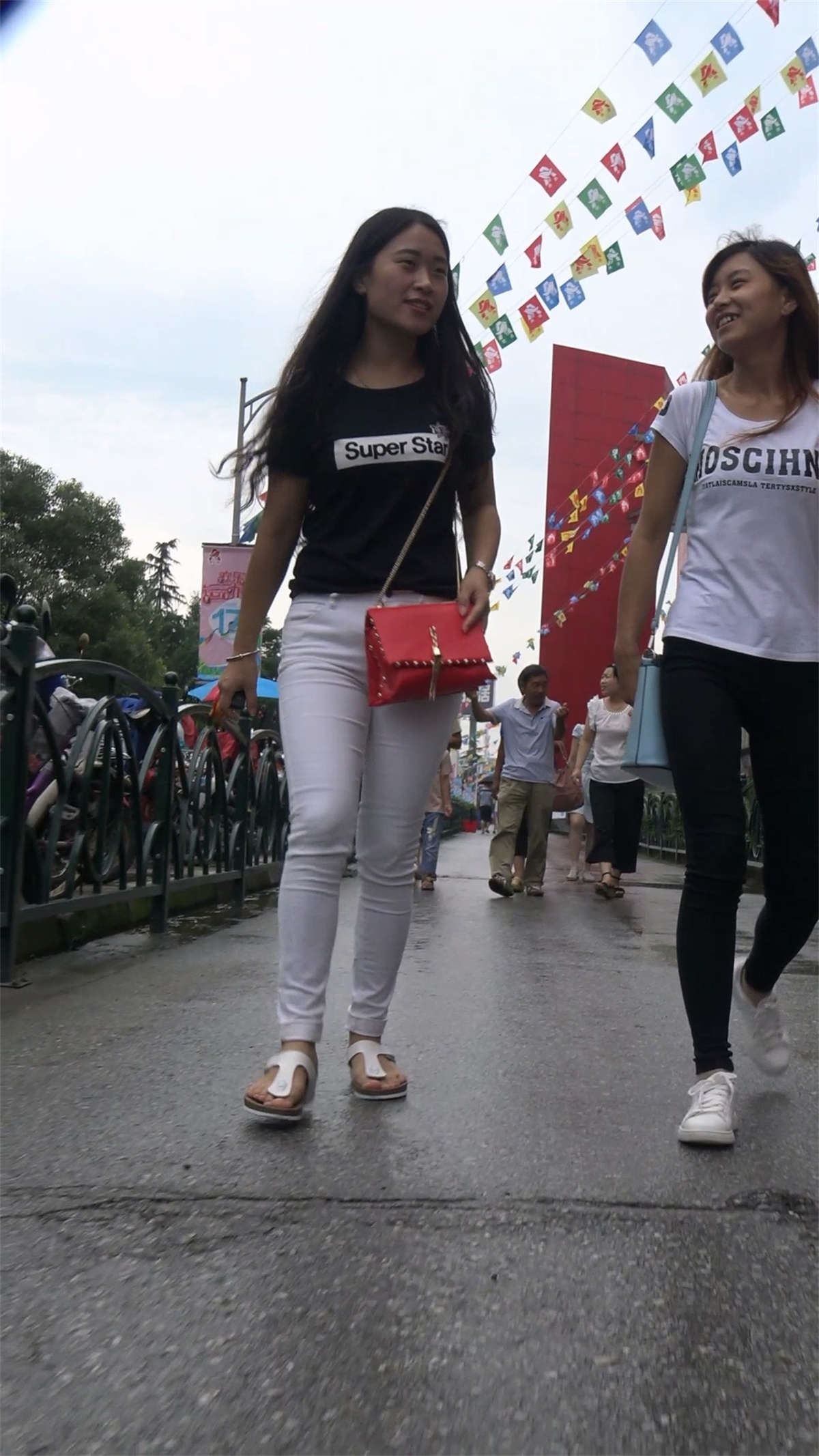 超紧身白裤黑T恤美女