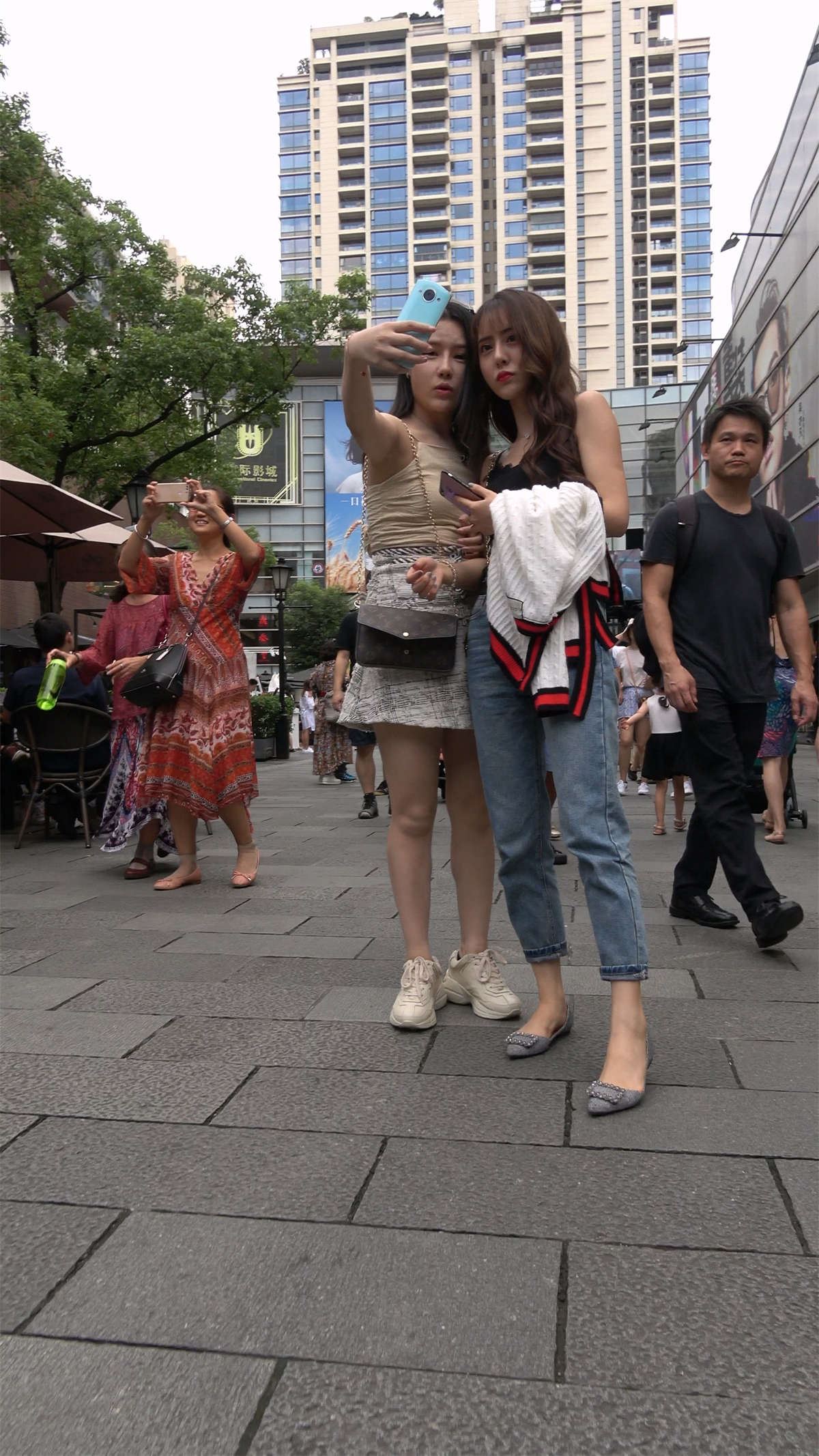 美女姐妹花一起逛街