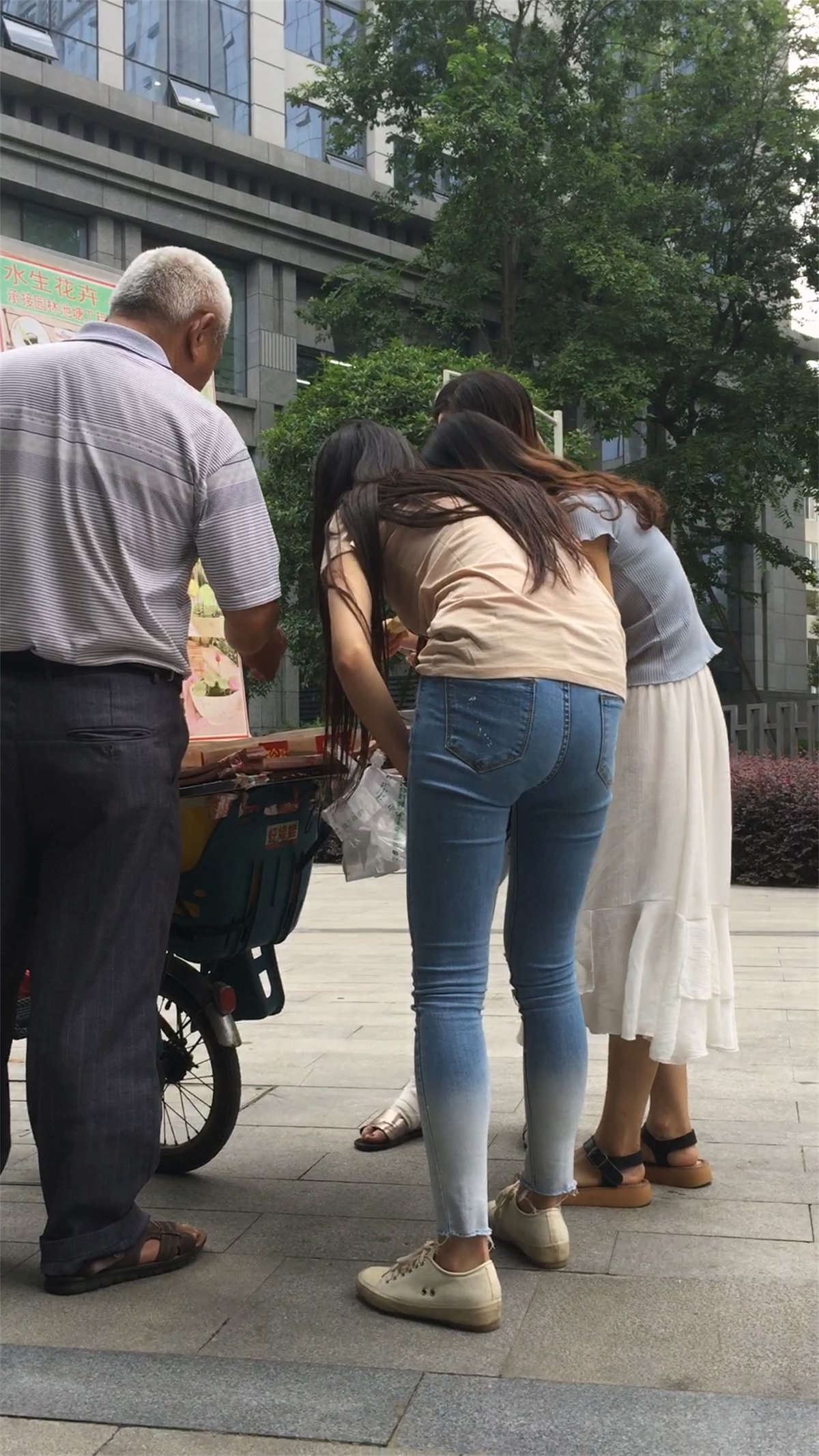 米色T恤超紧身渐变牛仔裤美女