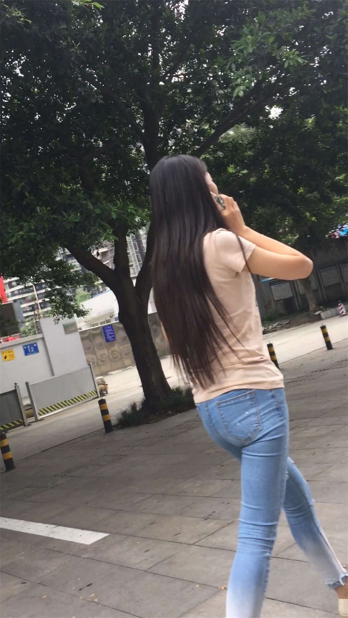 米色T恤超紧身渐变牛仔裤美女