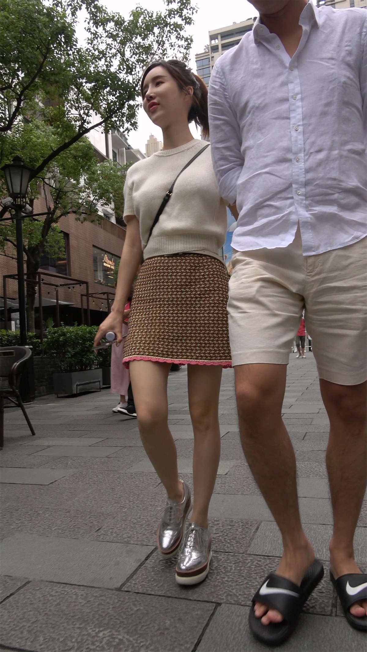 短裙气质美女