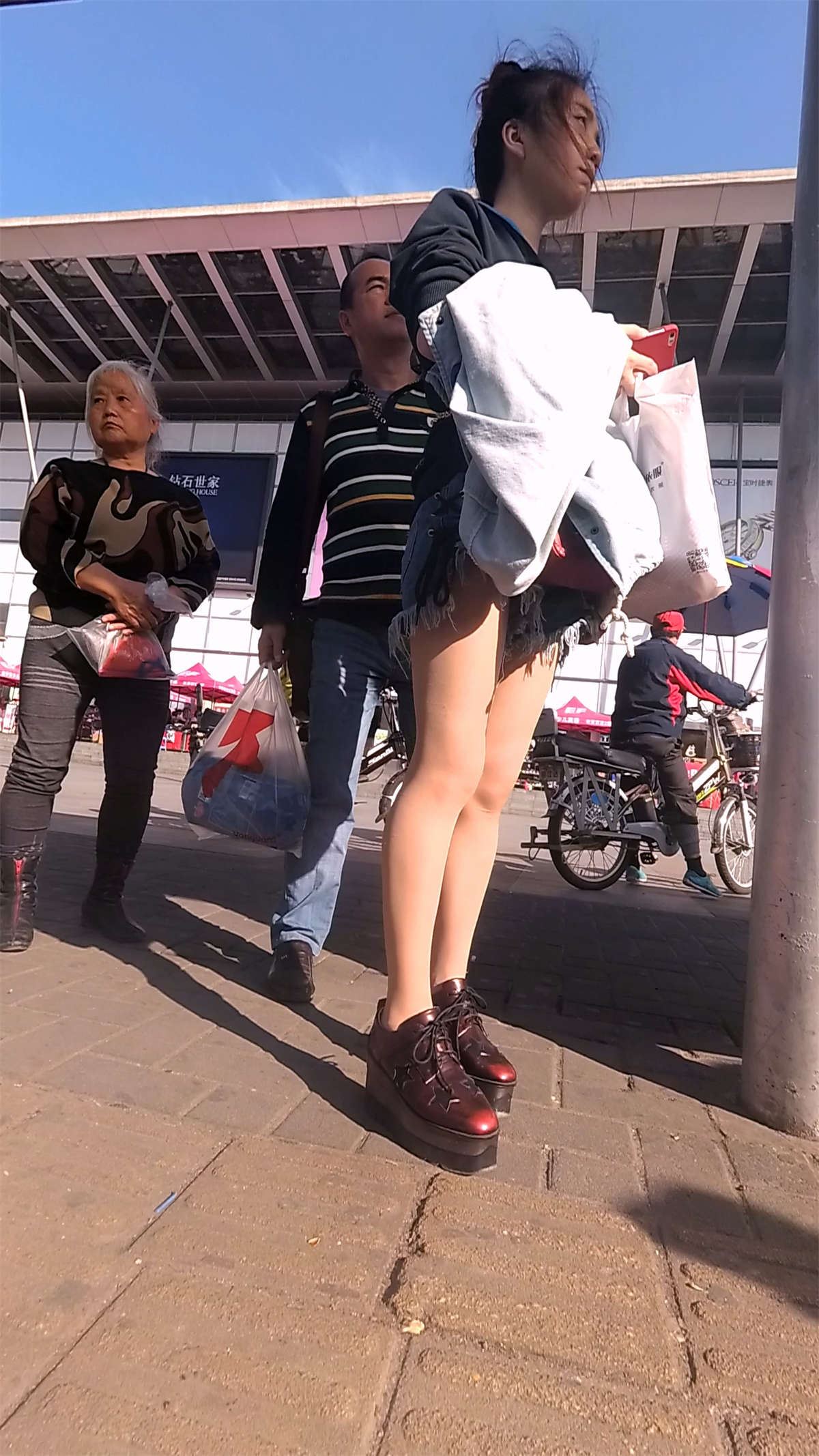 等公交车的碎边牛仔热裤美腿少女