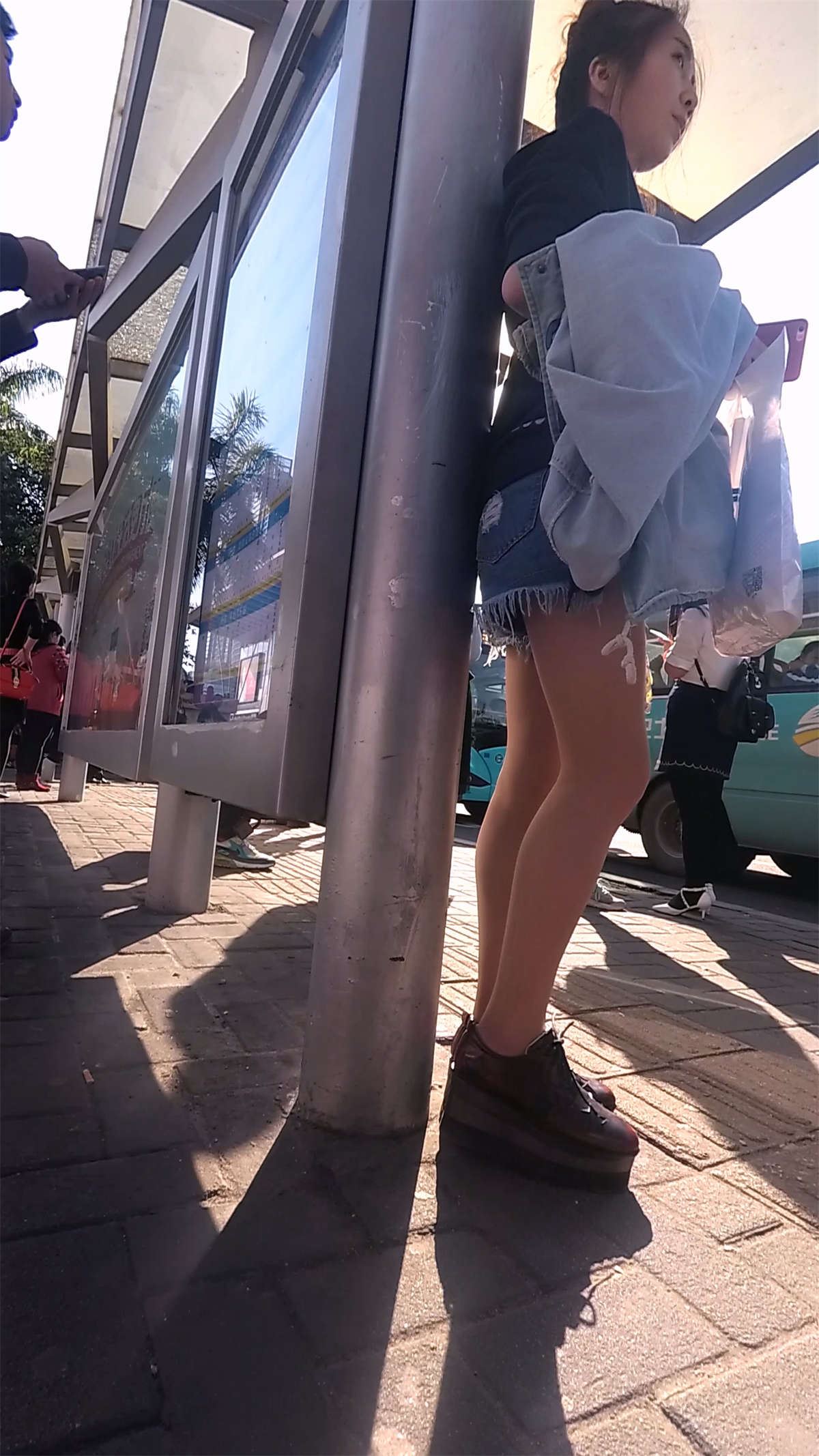 等公交车的碎边牛仔热裤美腿少女