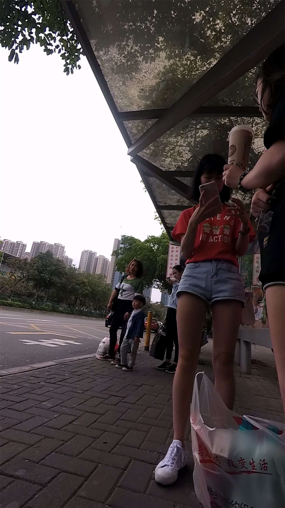 红T恤牛仔热裤长腿清纯美女