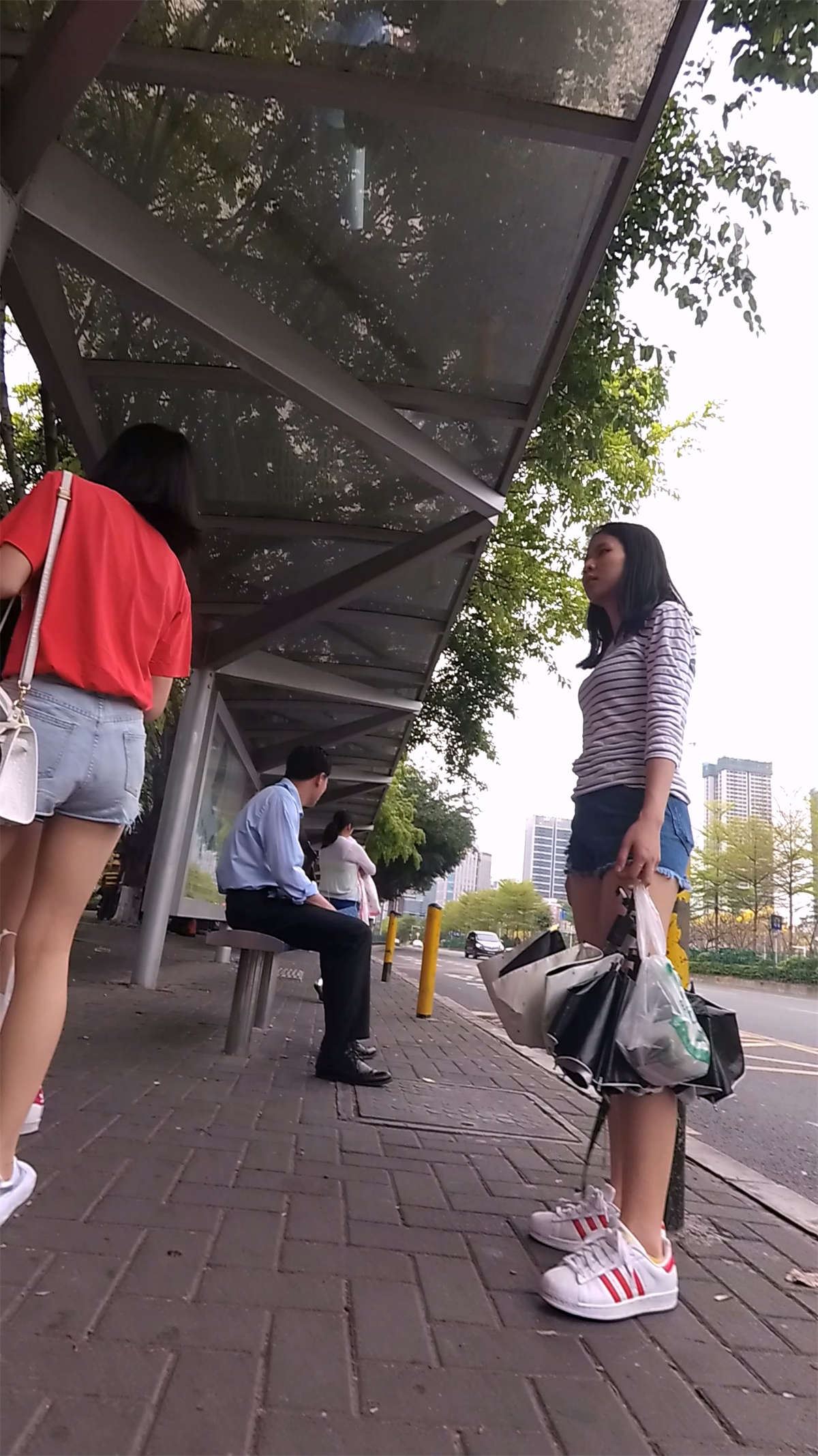 红T恤牛仔热裤长腿清纯美女