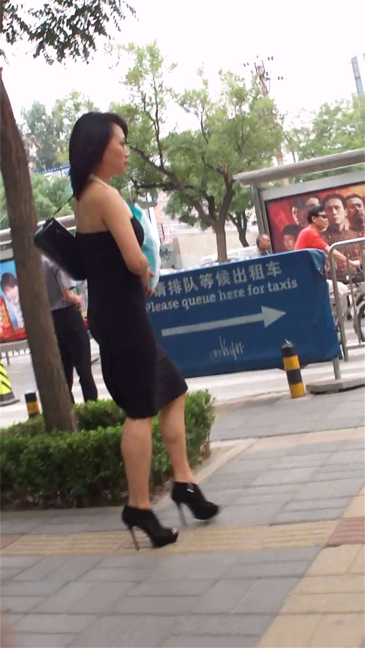 街拍丰满风骚美熟妇