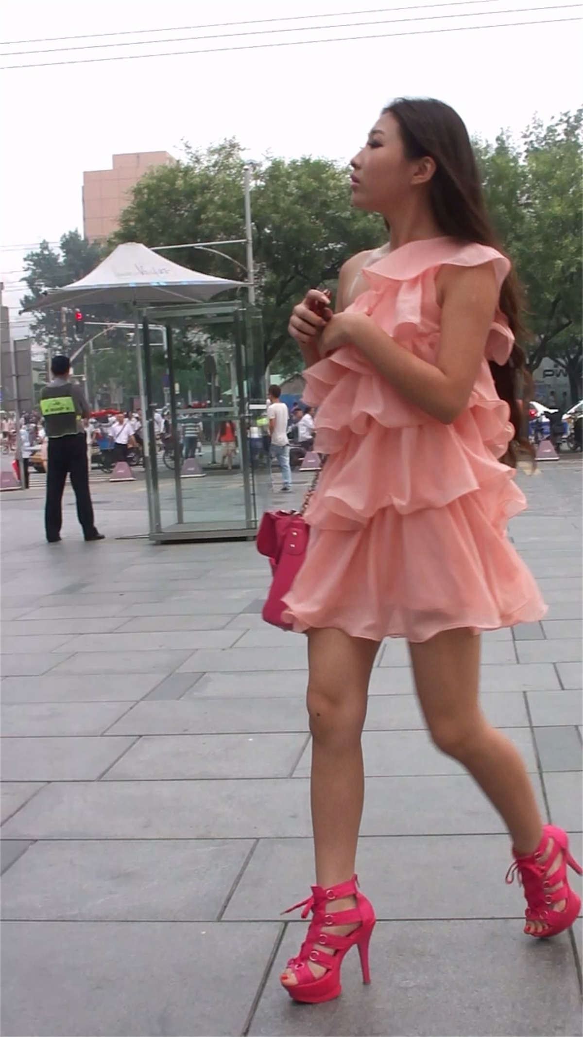 街拍个性粉红短裙红高跟美女
