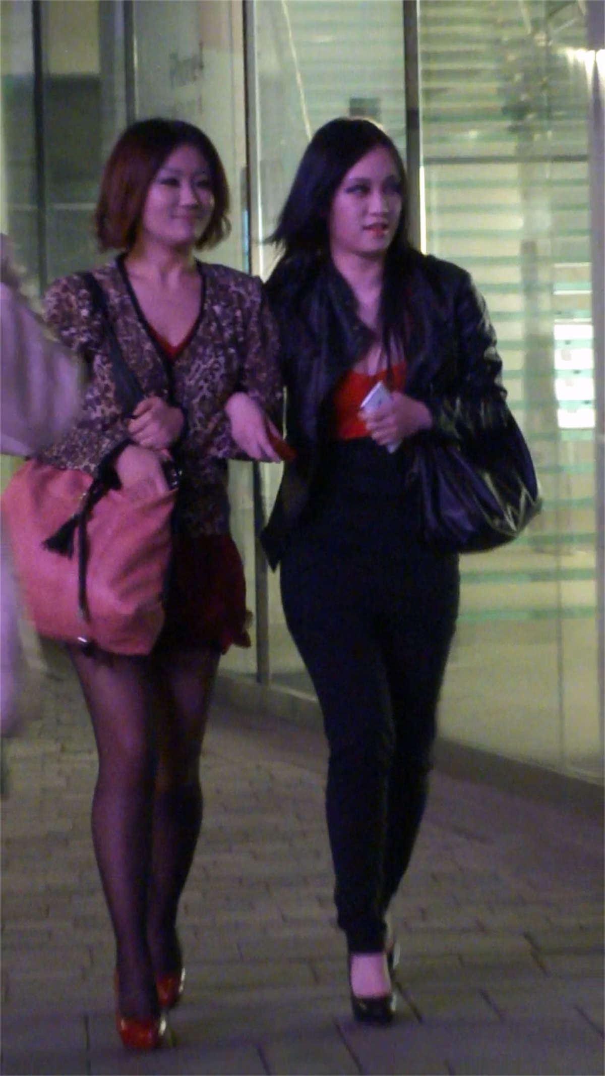 街拍红色短裙丰满黑丝美女