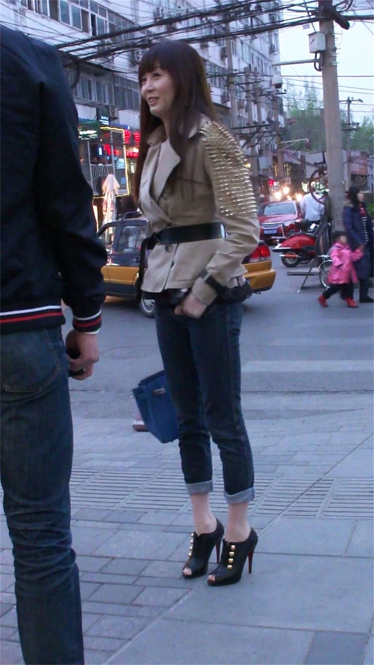 街拍紧身牛仔裤清纯气质美女