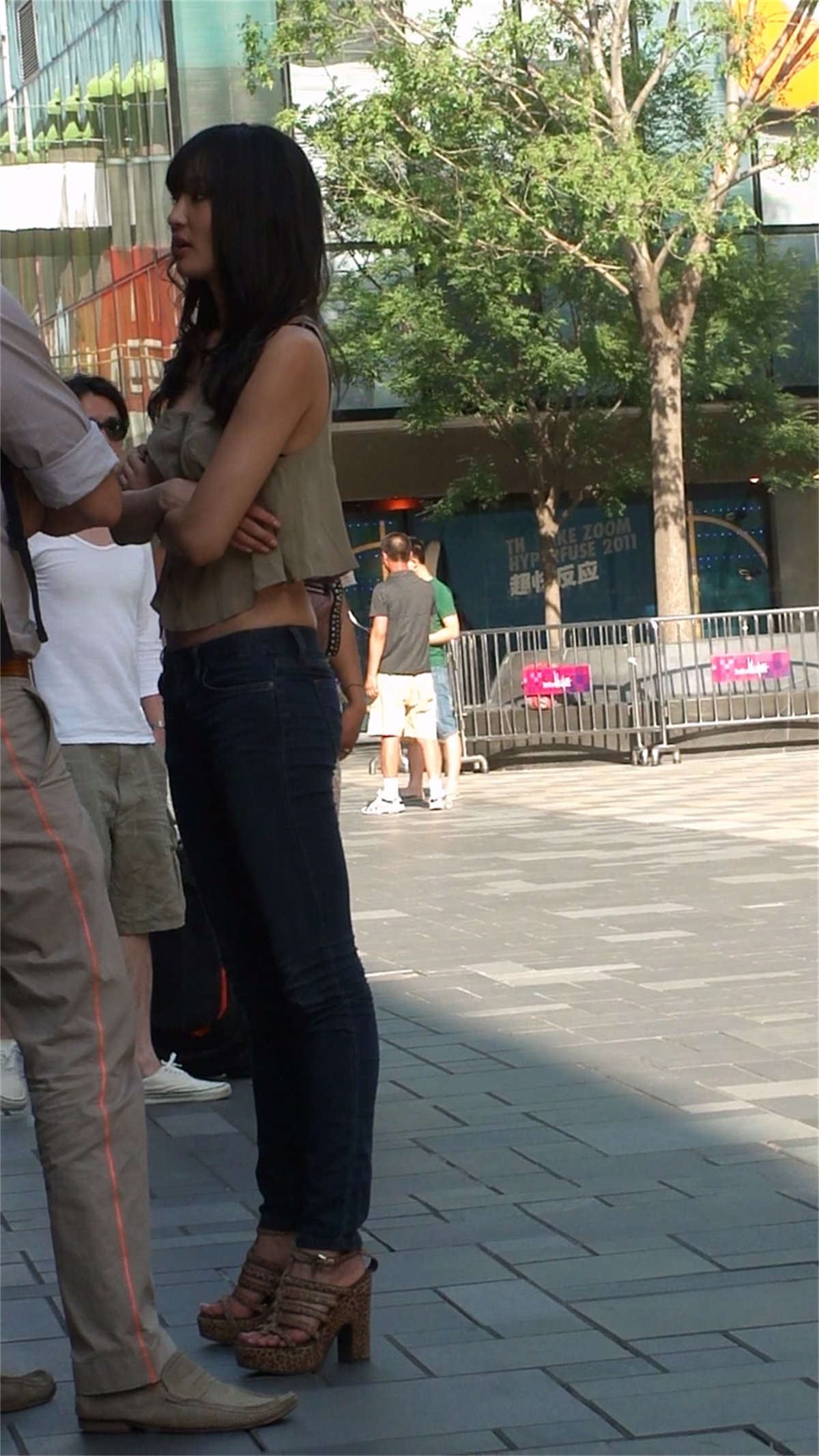 街拍蓝色紧身牛仔裤美女
