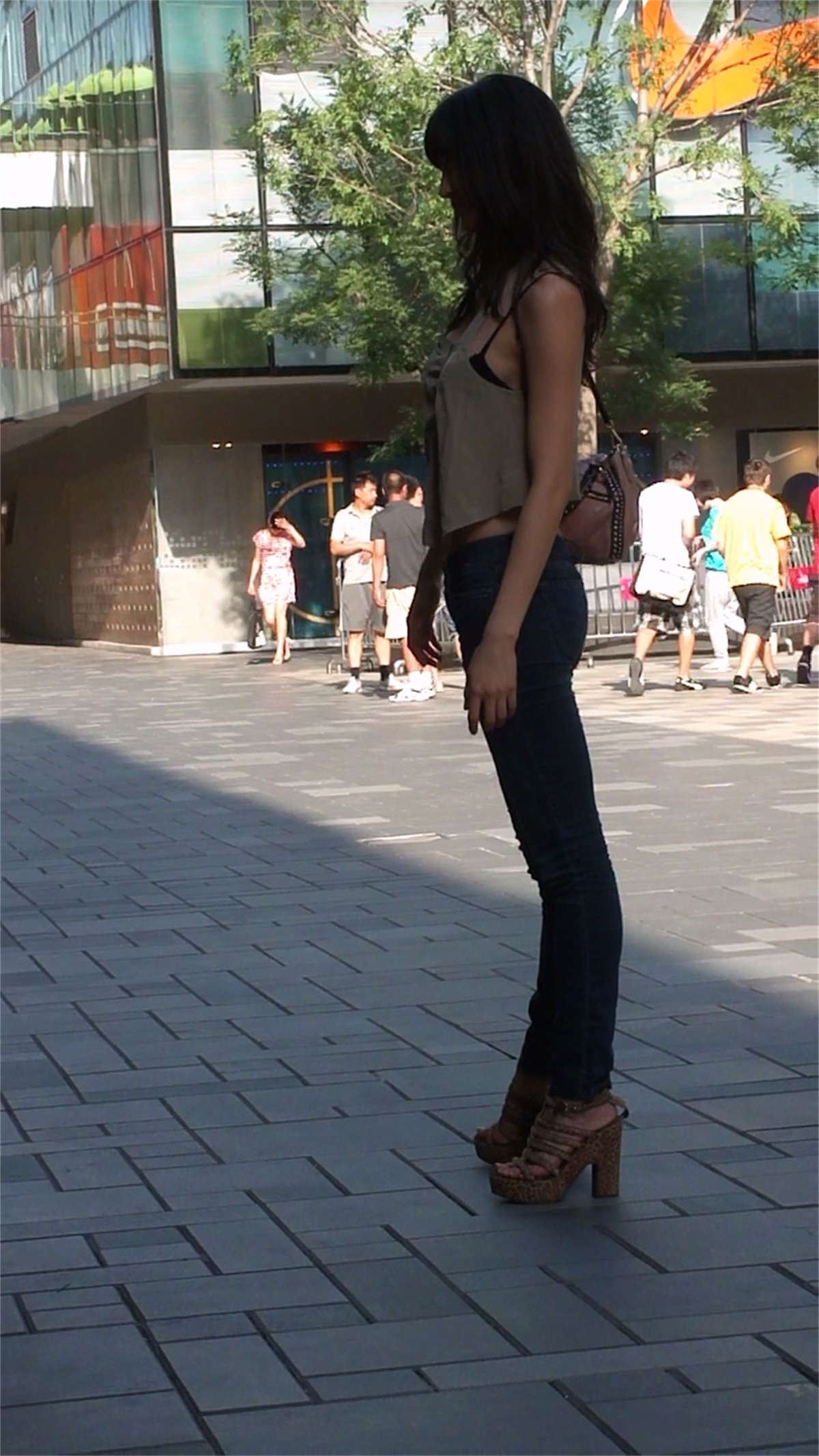 街拍蓝色紧身牛仔裤美女