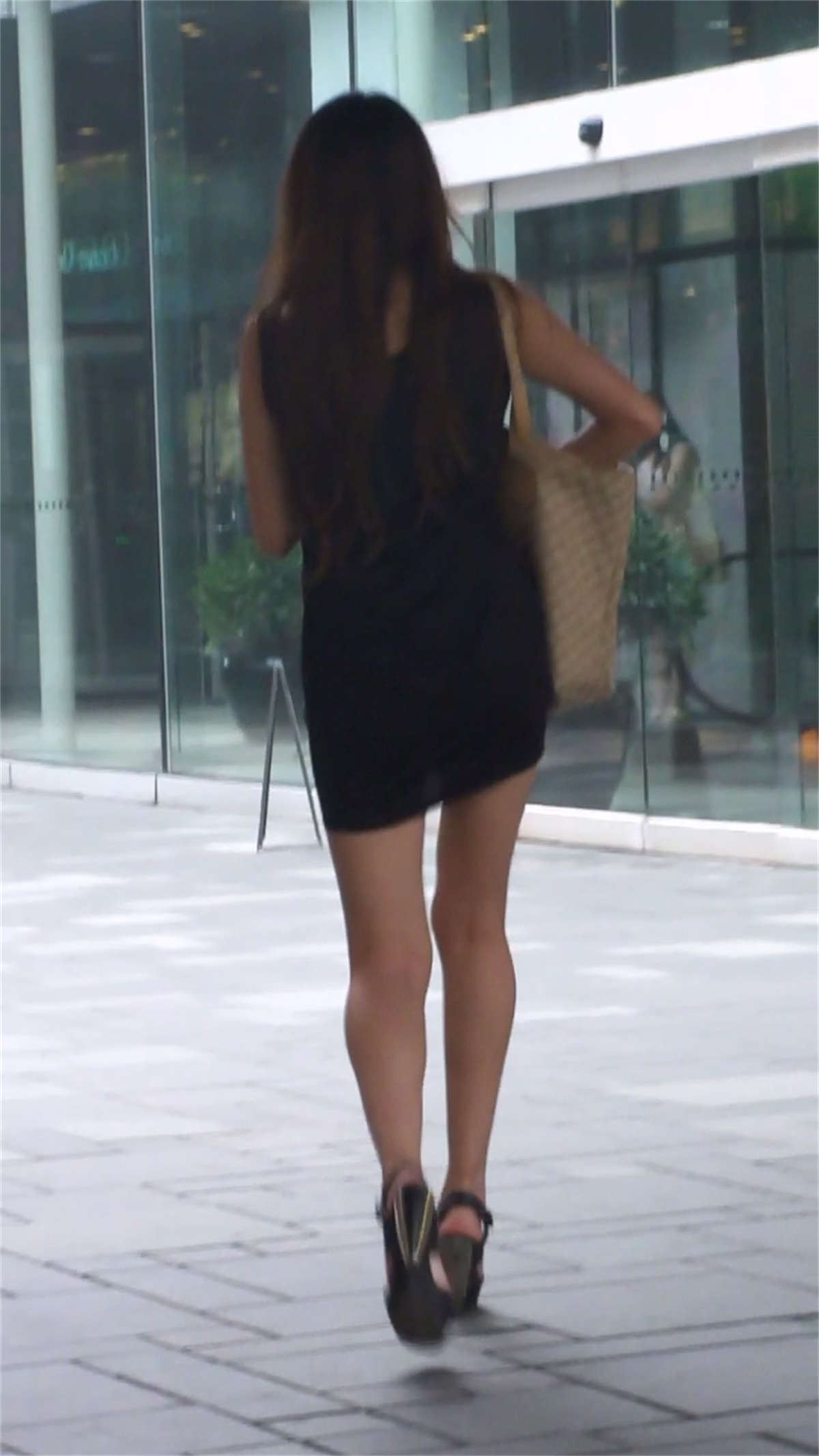 街拍美女性感白皙的美腿