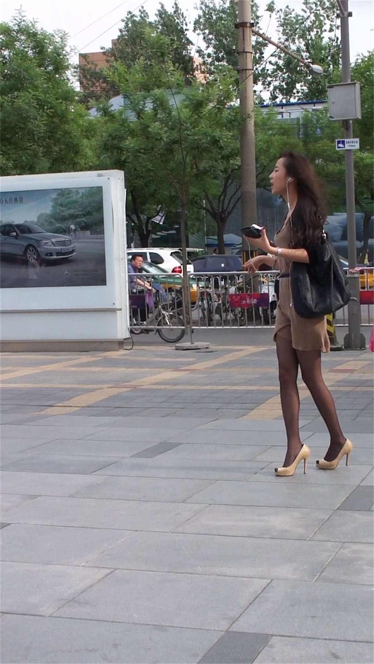 街拍美女的黑丝和美腿