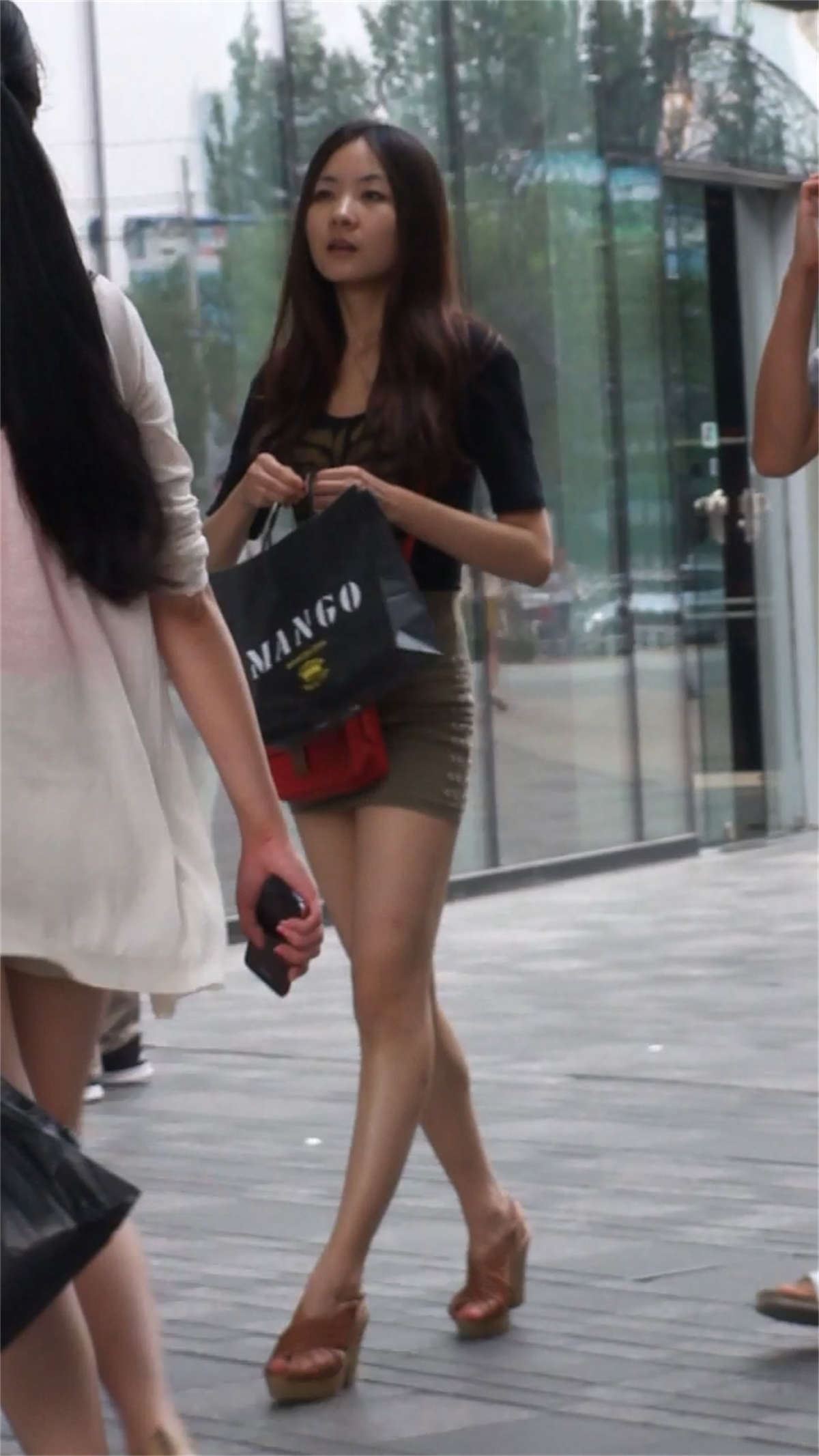街拍时尚紧身短裙美女