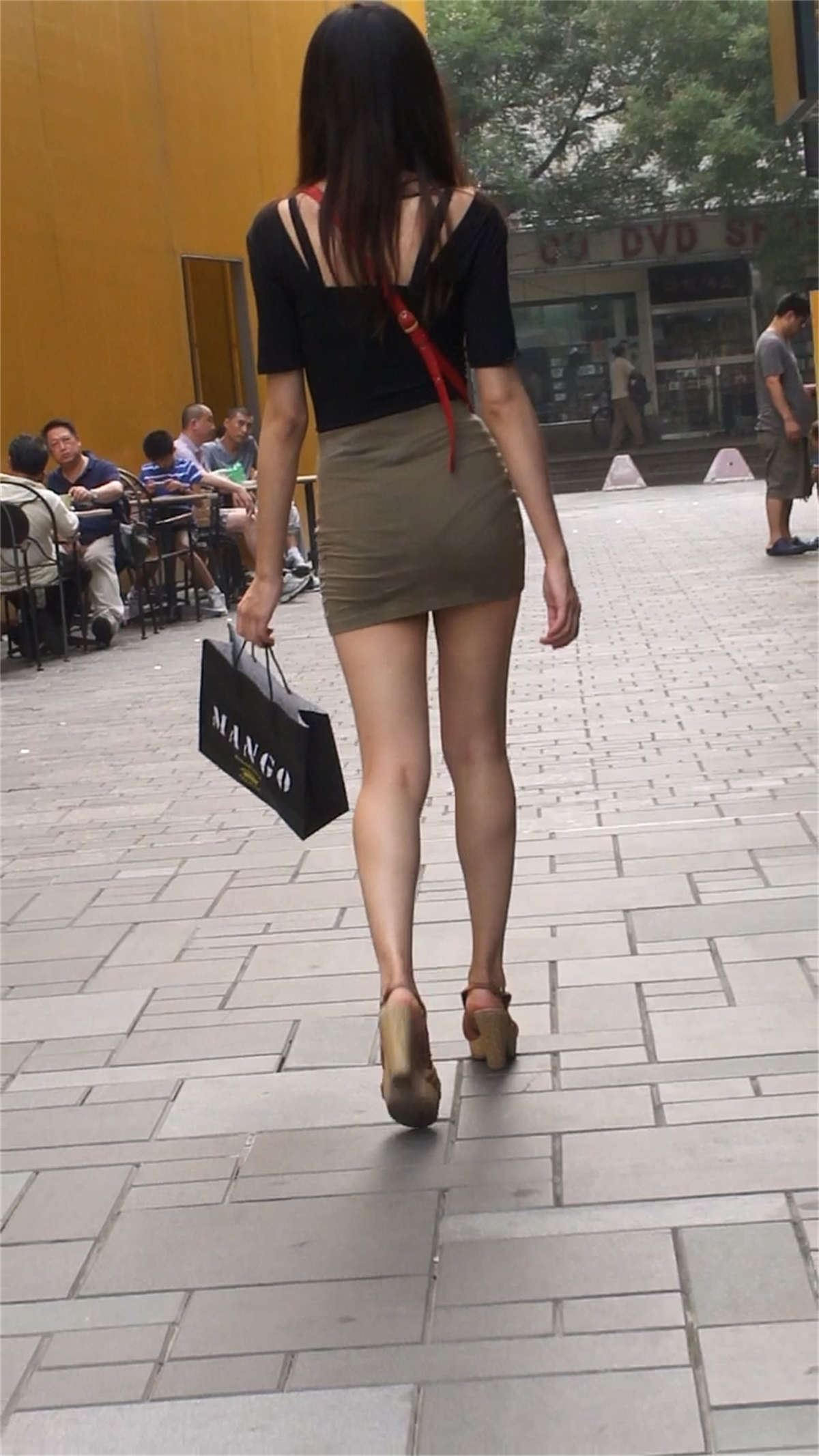 街拍时尚紧身短裙美女