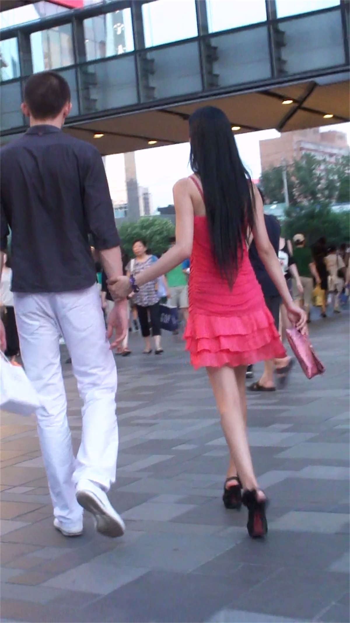 街拍性感红色吊带短裙美女