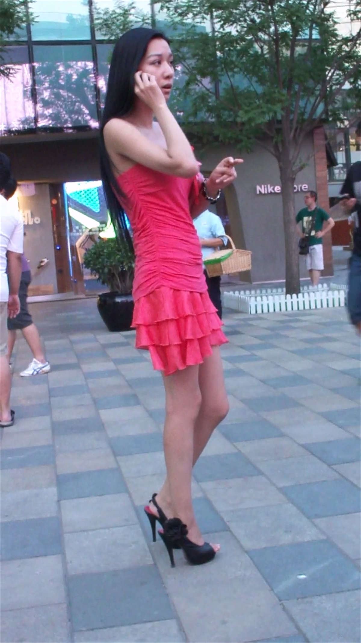 街拍性感红色吊带短裙美女
