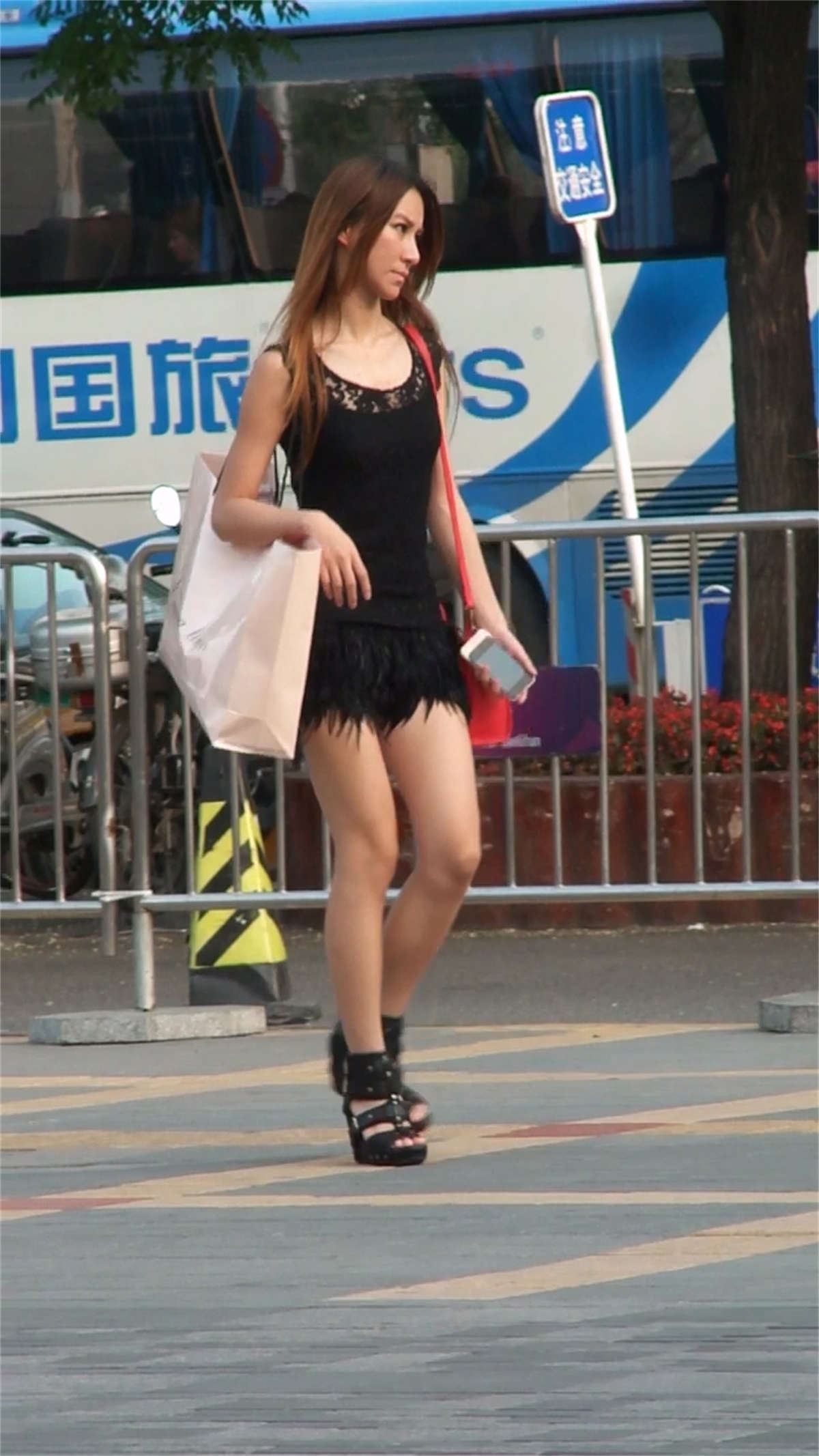 街拍性感时尚的超短裙美女