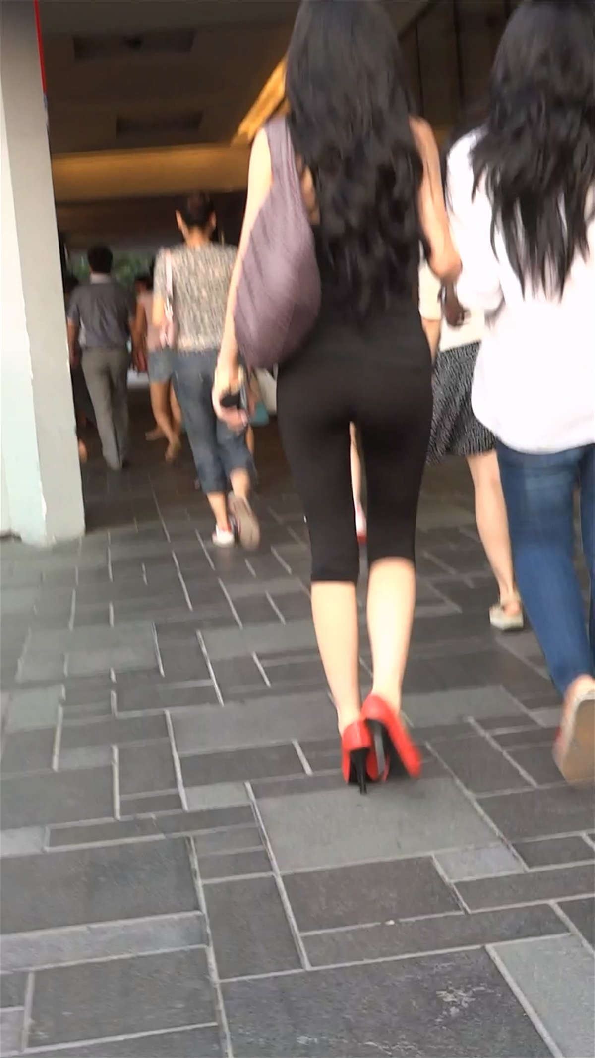 极品紧身裤美臀气质美少妇