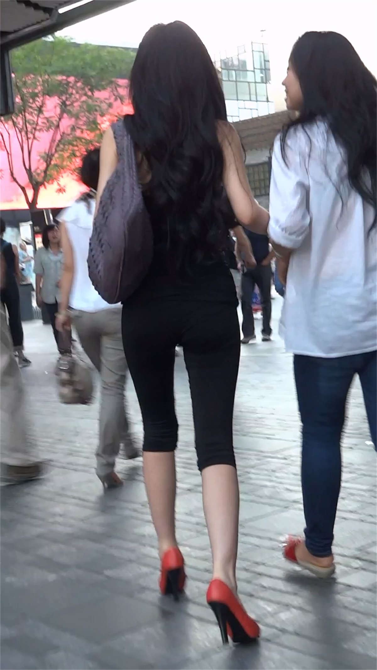 极品紧身裤美臀气质美少妇