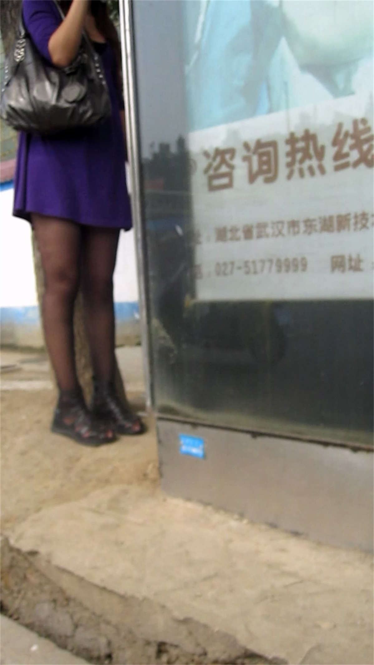 街边等公车的黑丝MM